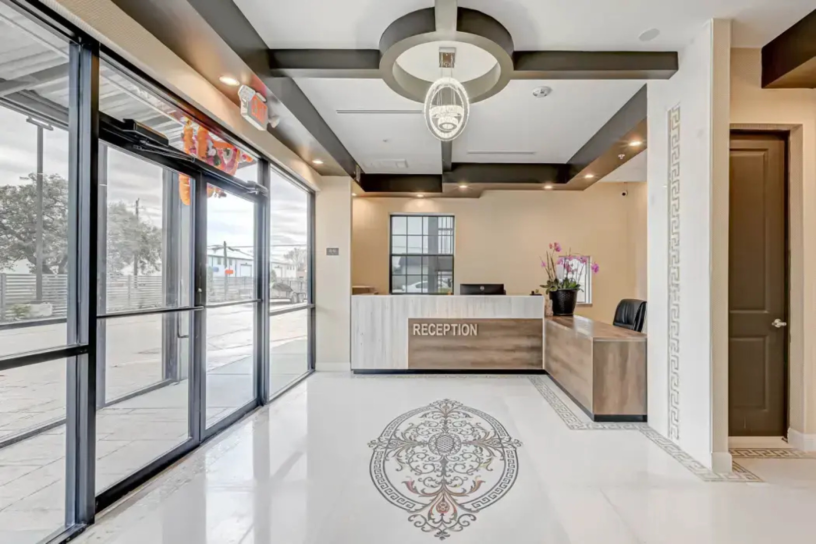 Comfeeni Inn and Suites