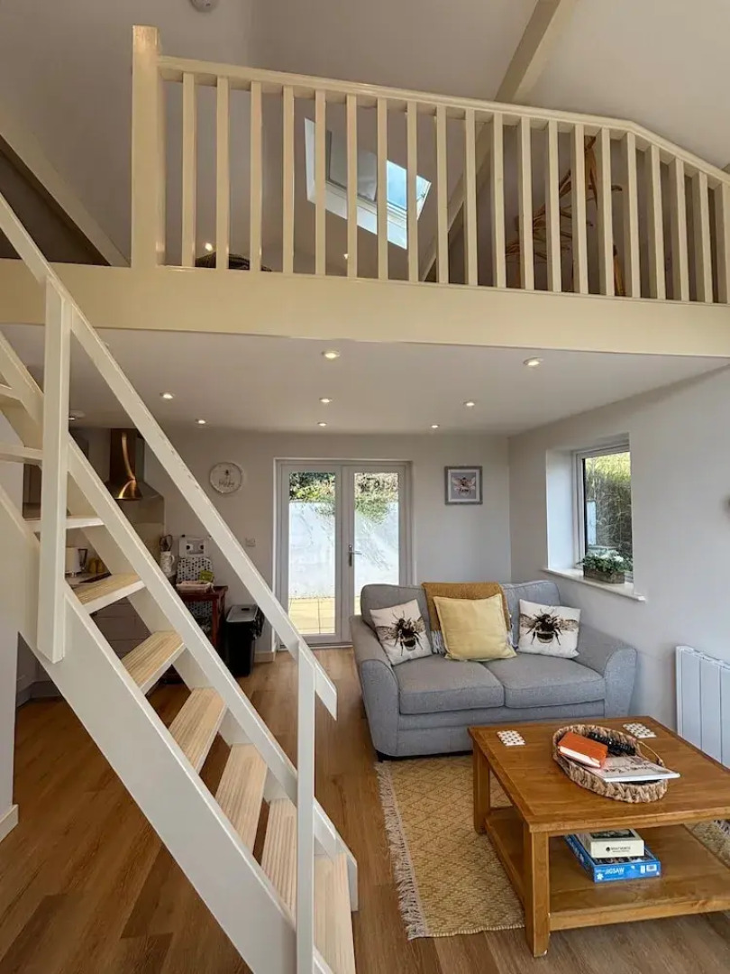 Honey Bee Cottage, Tiny House, Welshpool