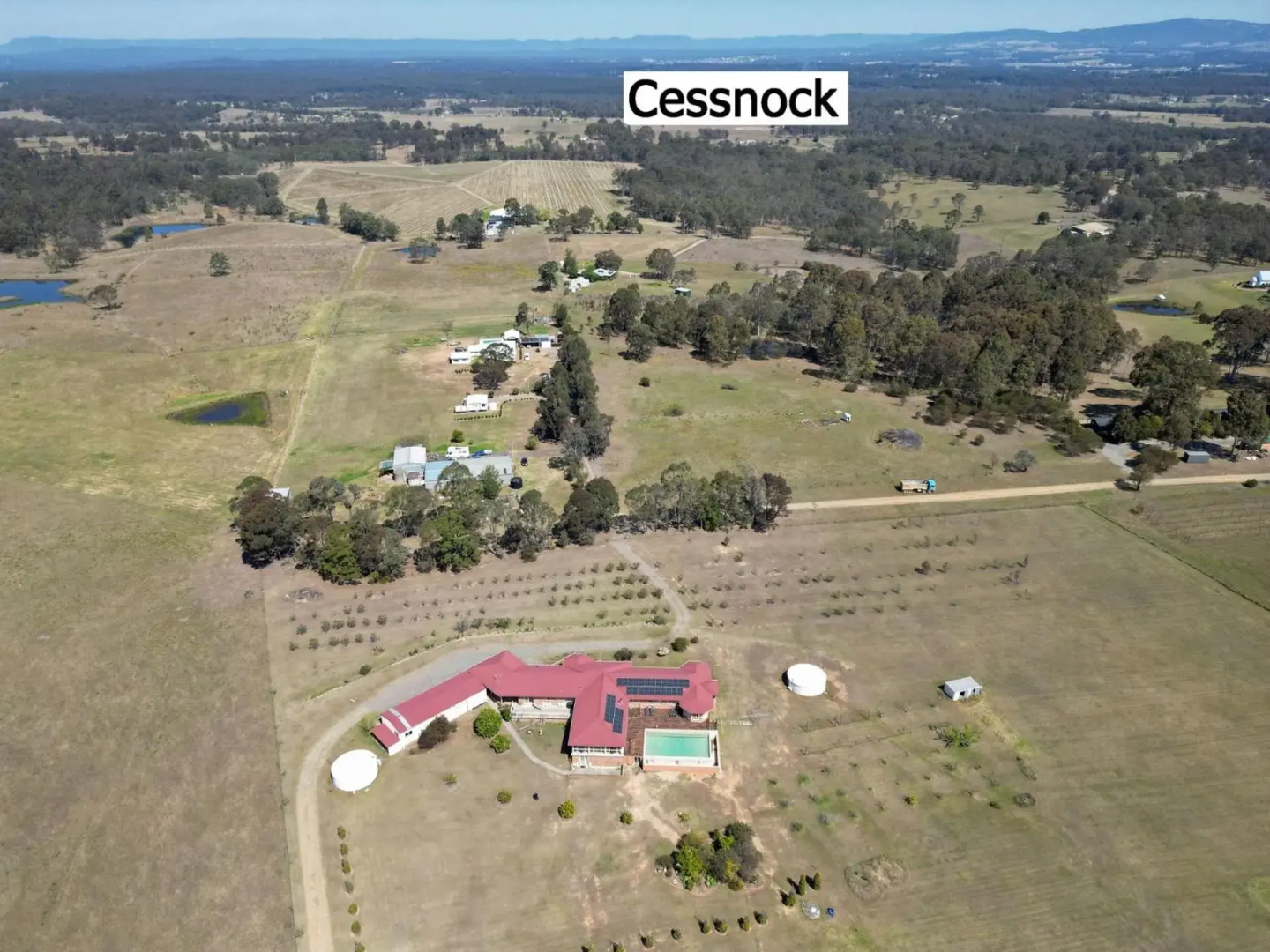 Noble Willow Estate Lovedale. Super Spacious, with views and pool