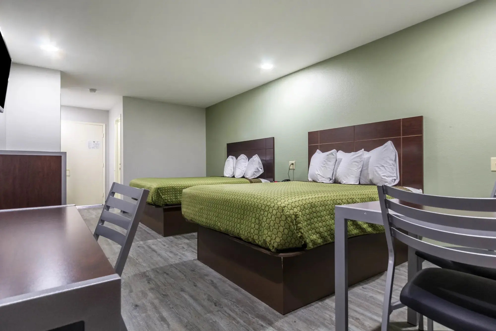 Scottish Inn and Suites