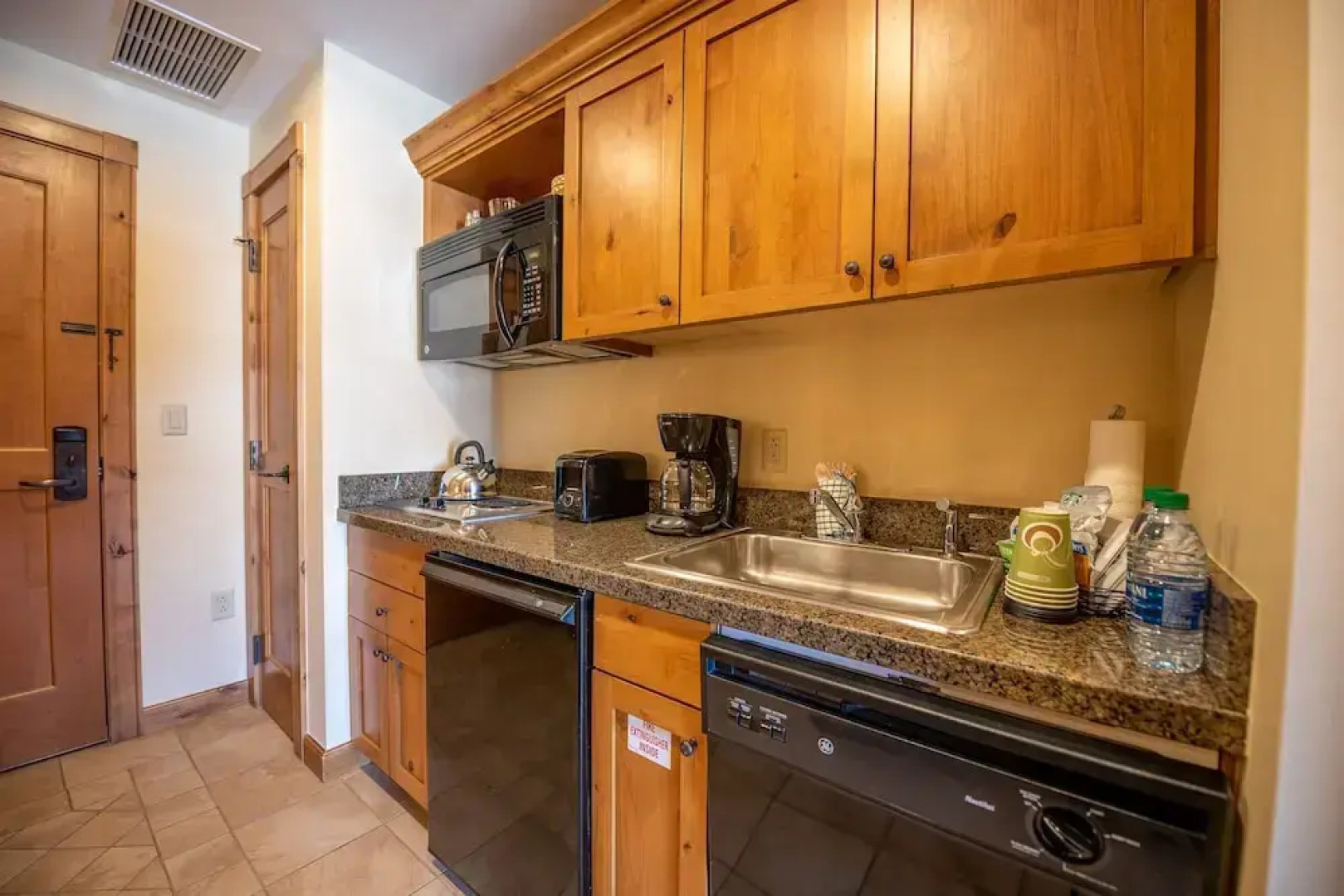 Comfortable Studio Efficiency Unit With Balcony Over Mountaineer Square Condo - No Cleaning Fee! by RedAwning