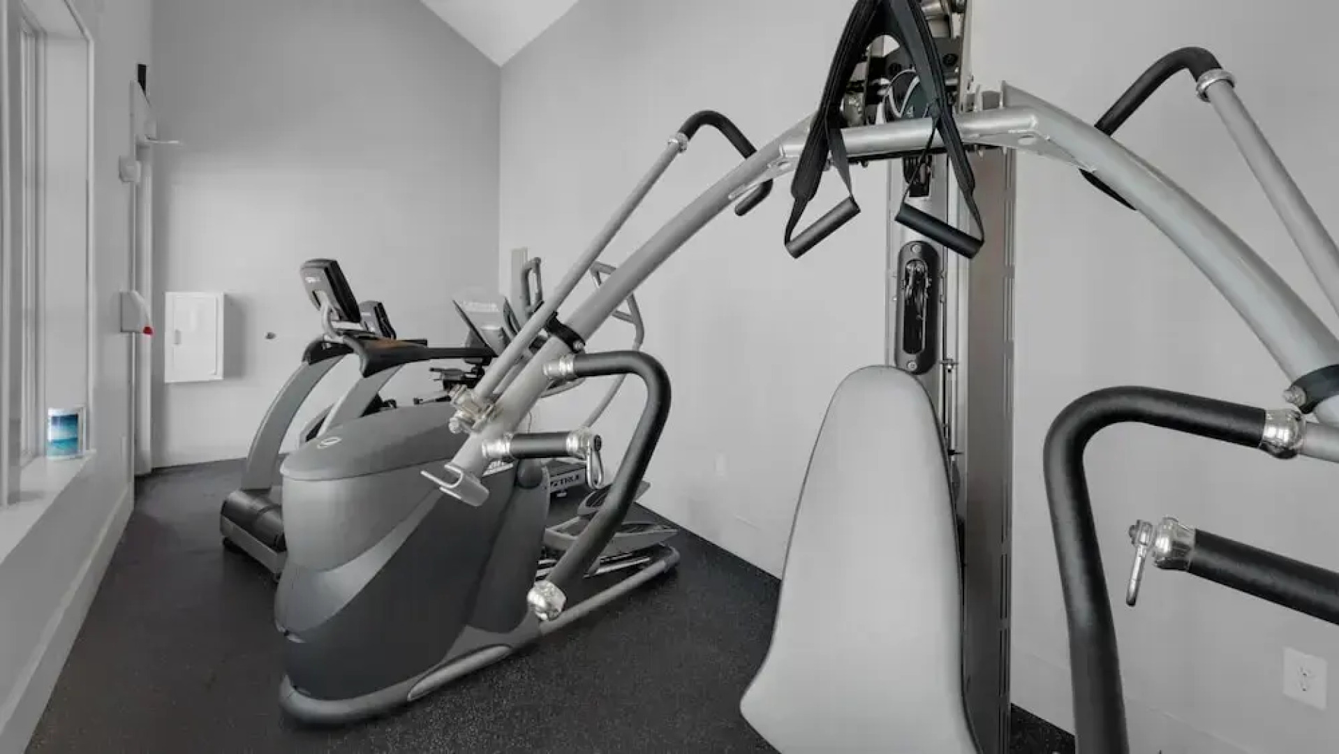 Modern Prominence Home ~ Game Room, 4 Bikes, Sleeps 13, Pet Friendly!