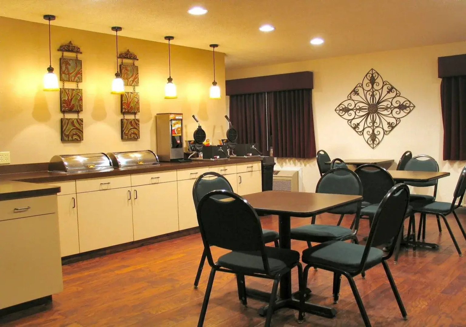 Ten Pin Inn & Suites