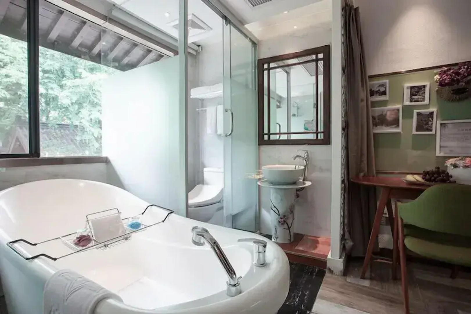 Yurong West Lake Cottage Resort Hotel