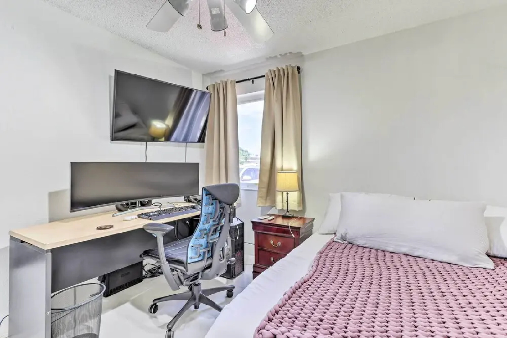 Sunny Miami Retreat - Pool, Patio & Gas Grill!