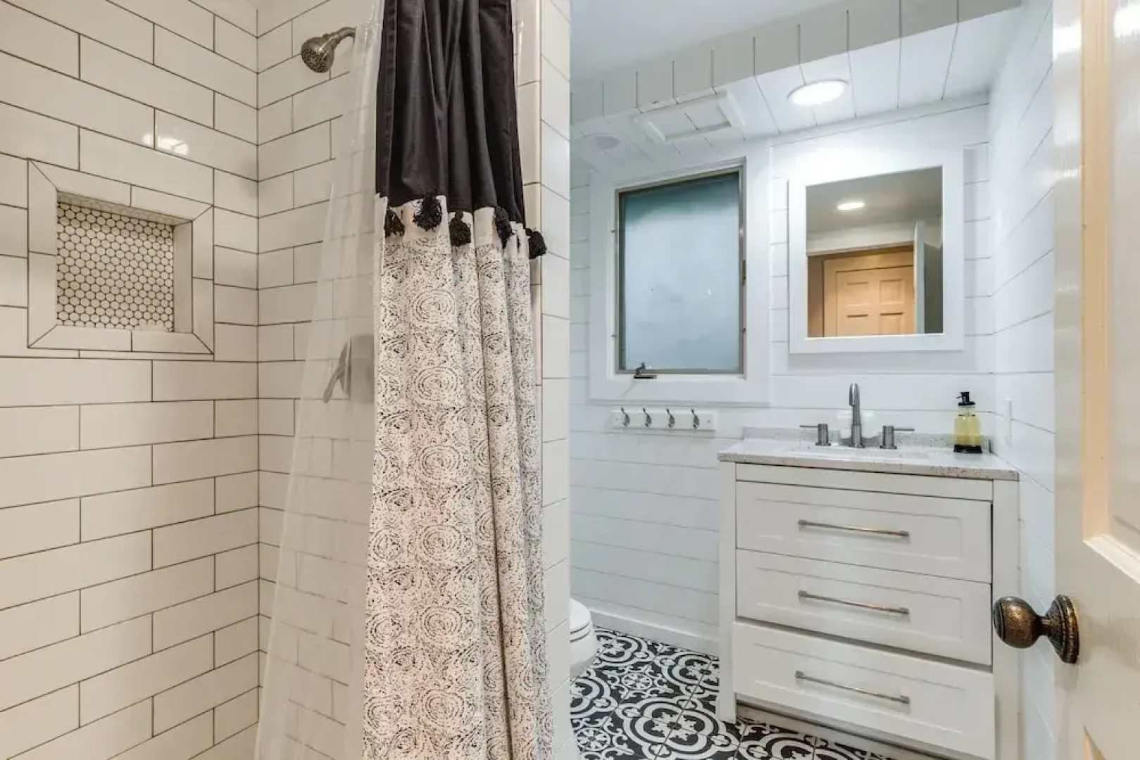 Soaking Tub & Fire Pit! Home Near Dtwn Suttons Bay