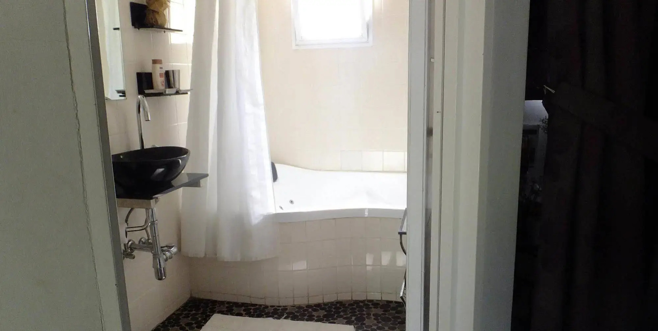 Nuriel Fruit & Guest House