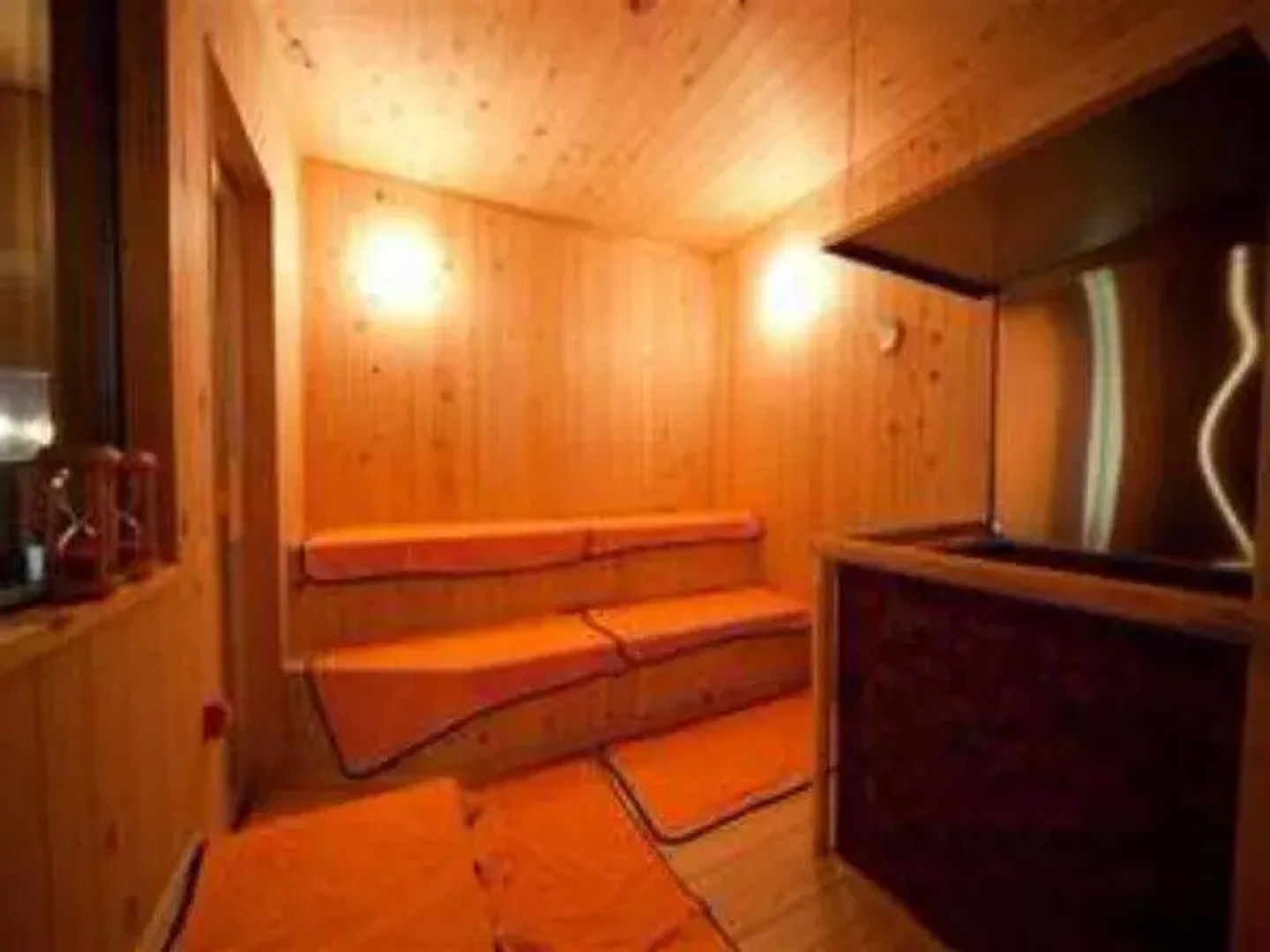 Capsule Hotel New Gloria