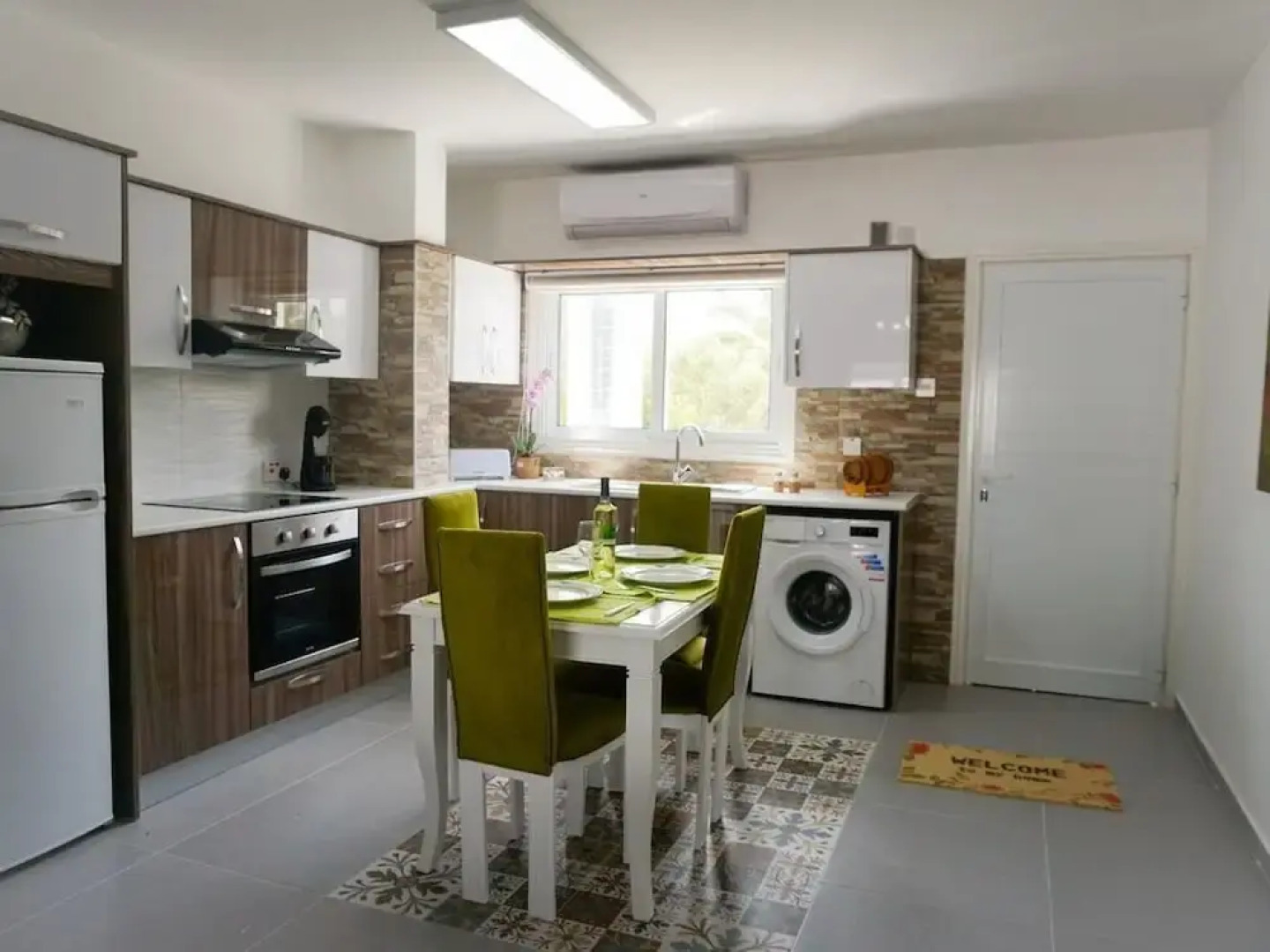 Sonia's Angel House- 300 Meters From the Beach, Newly Renovate Central Apartment