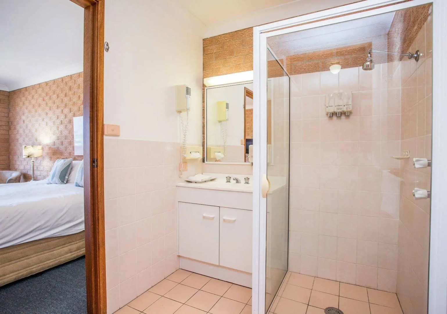 Golden Chain Aalana Motor Inn