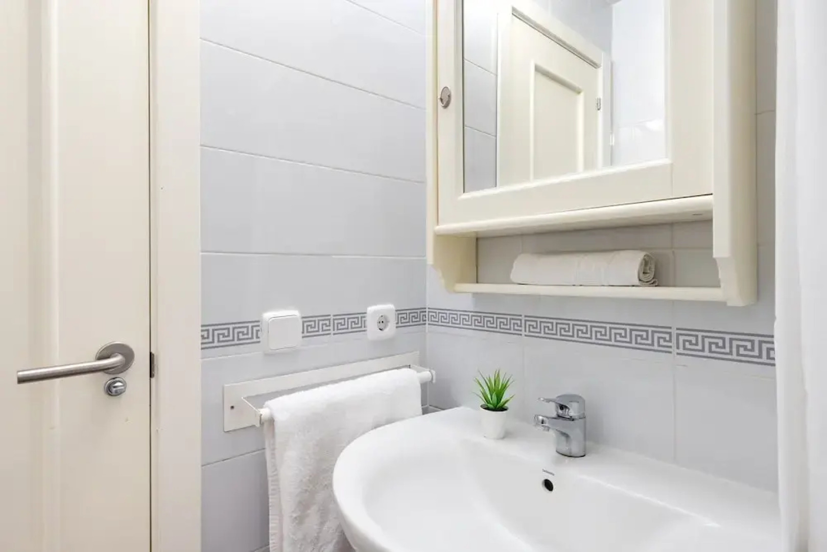 2BR  Apartment with Sea View, Gym and Pool Ref 129