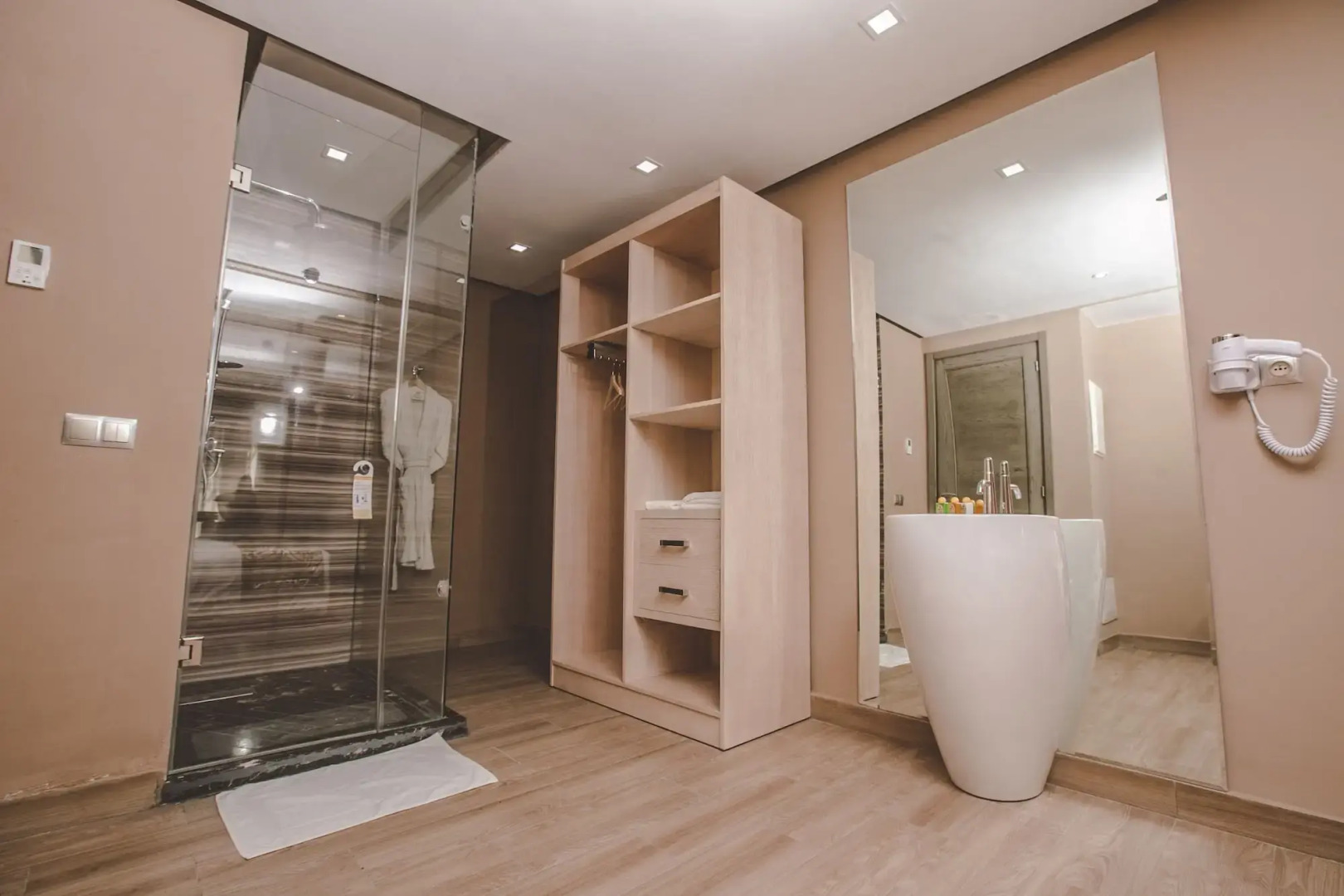 New Art's DownTown Hotel