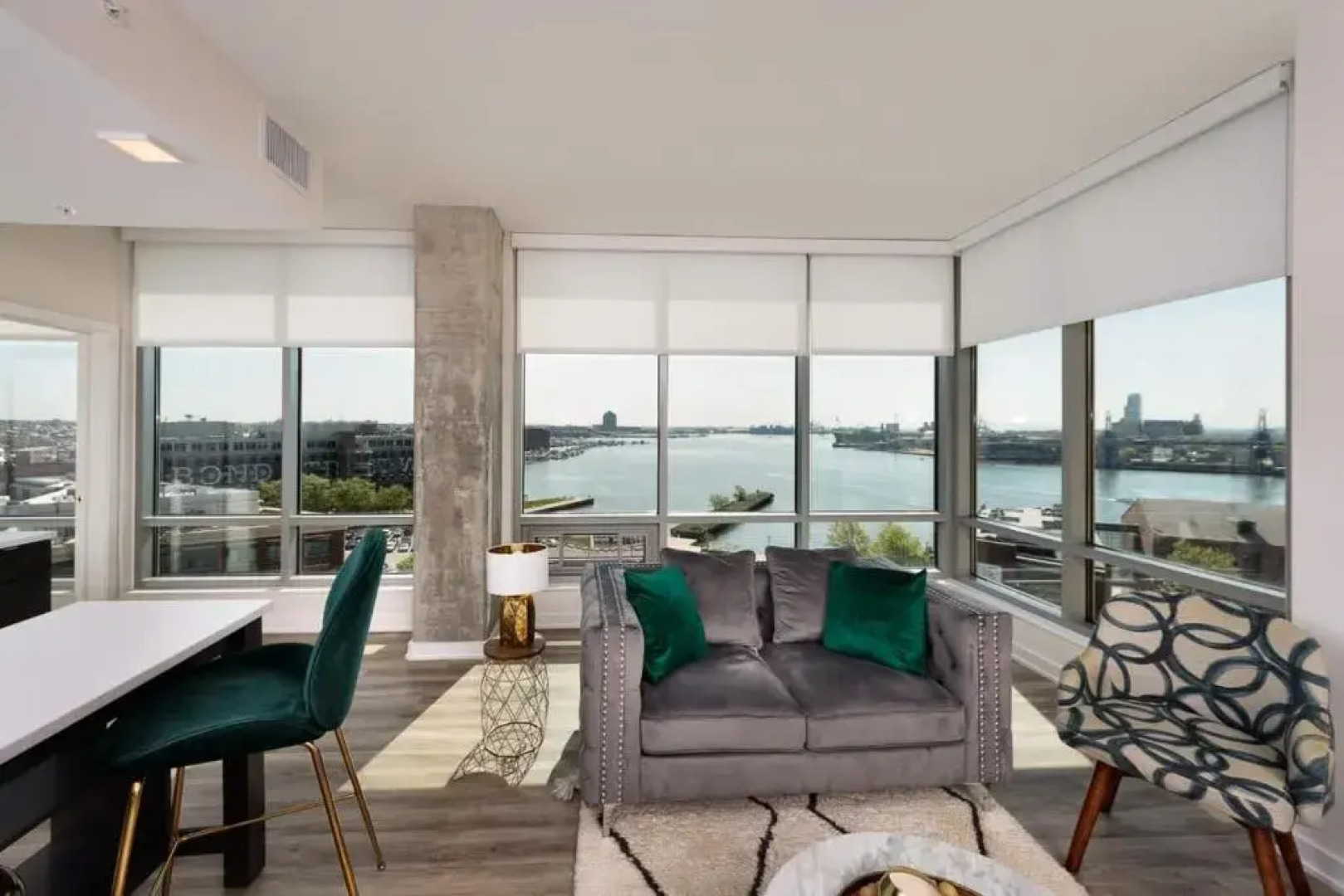 3BR Glass Suite With Gym & Pool By ENVITAE