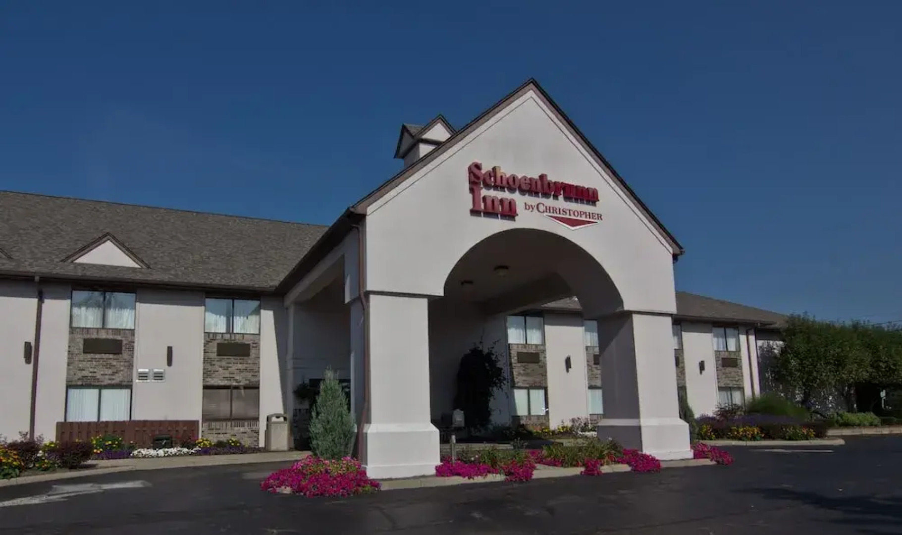 Schoenbrunn Inn & Suites