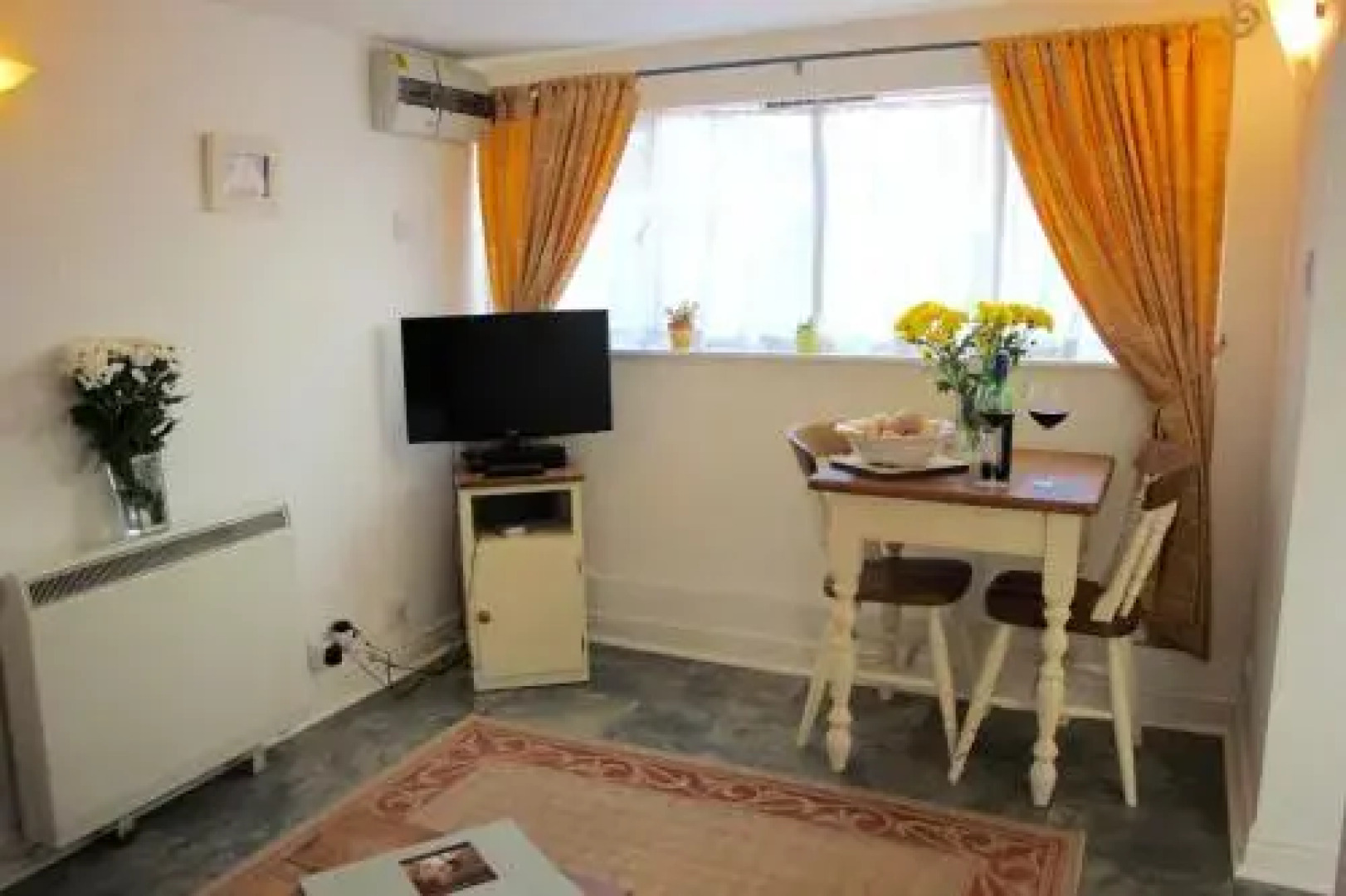 Romantic Flint Cottage on the Suffolk Coast