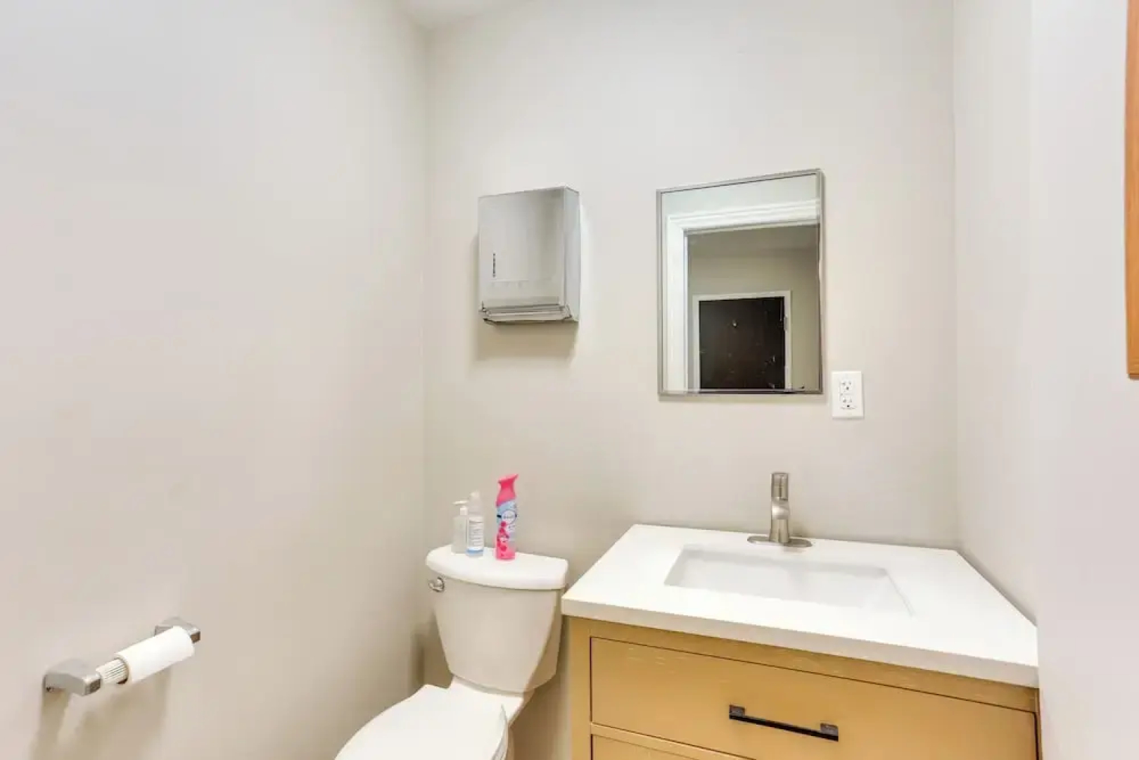 < 1 Mi to Oakland City University: Cozy Apartment
