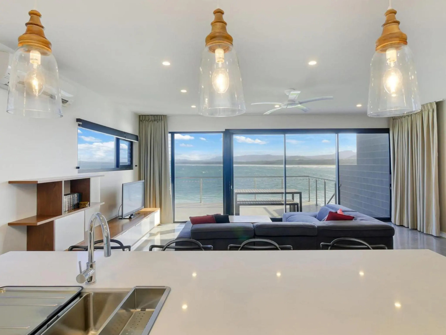 VILLA NOVA Gerroa 4pm check out Sundays