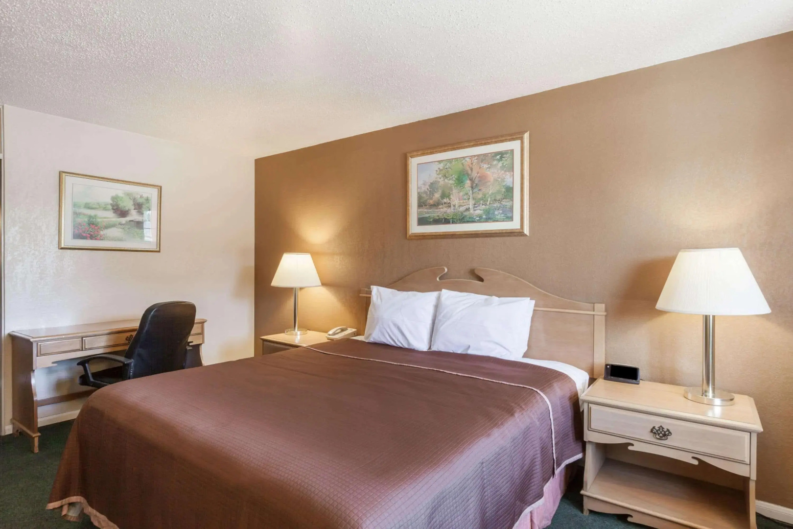 Howard Johnson by Wyndham Bakersfield