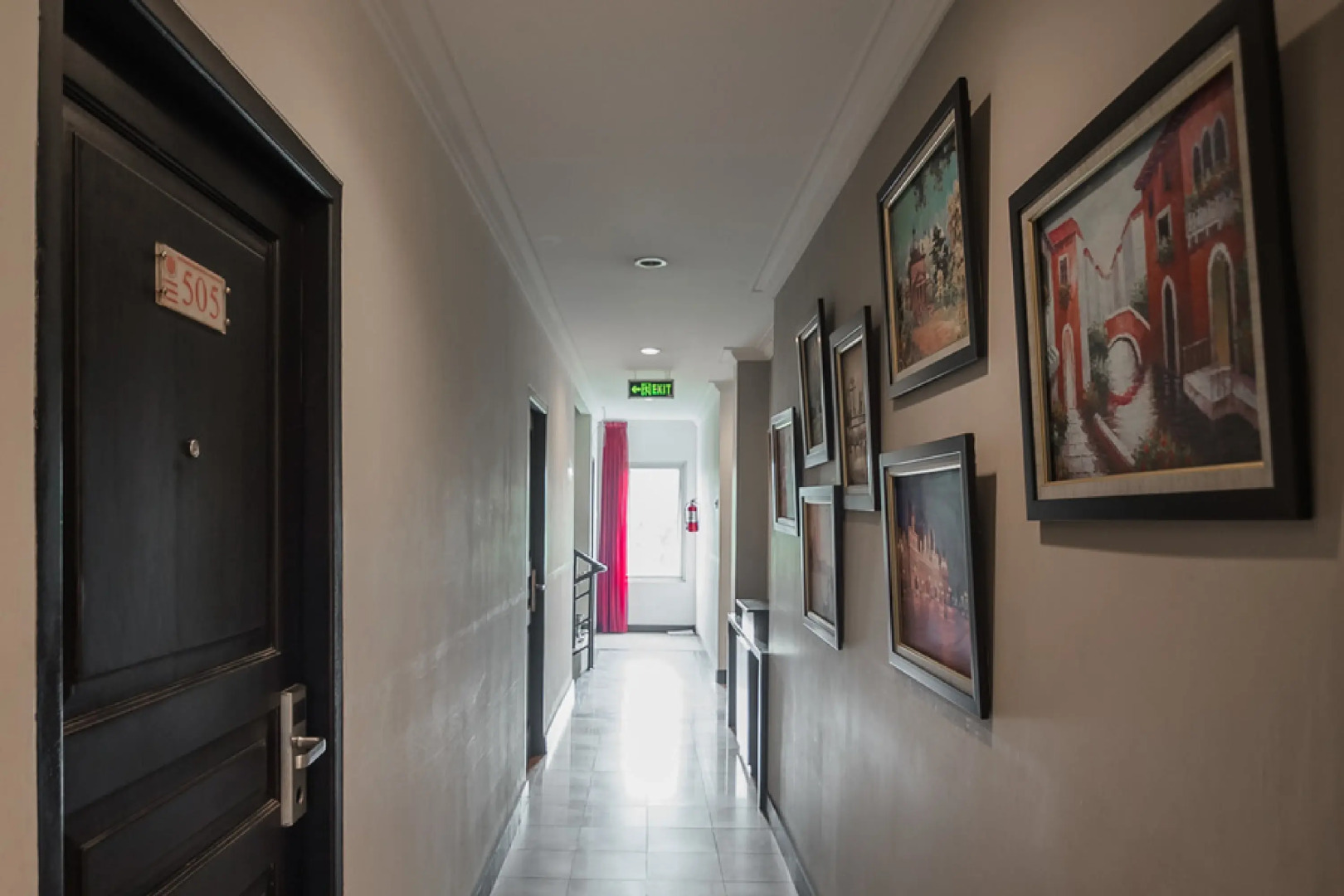 RedDoorz Plus near Mangga Besar Station 2