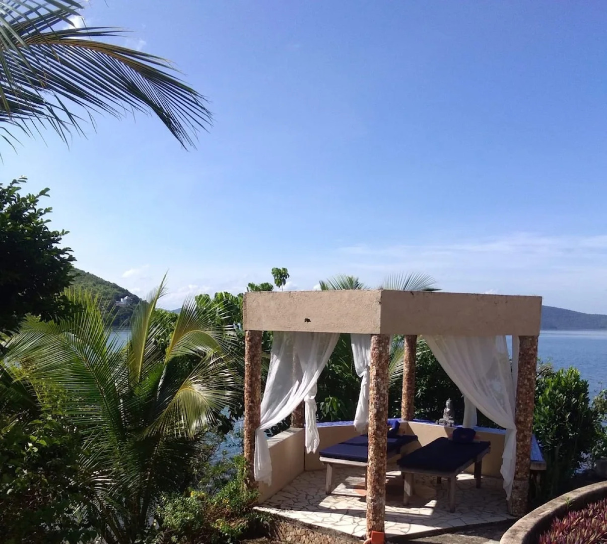 Stunning luxe 220sm villa by the sea entirely private with own pool