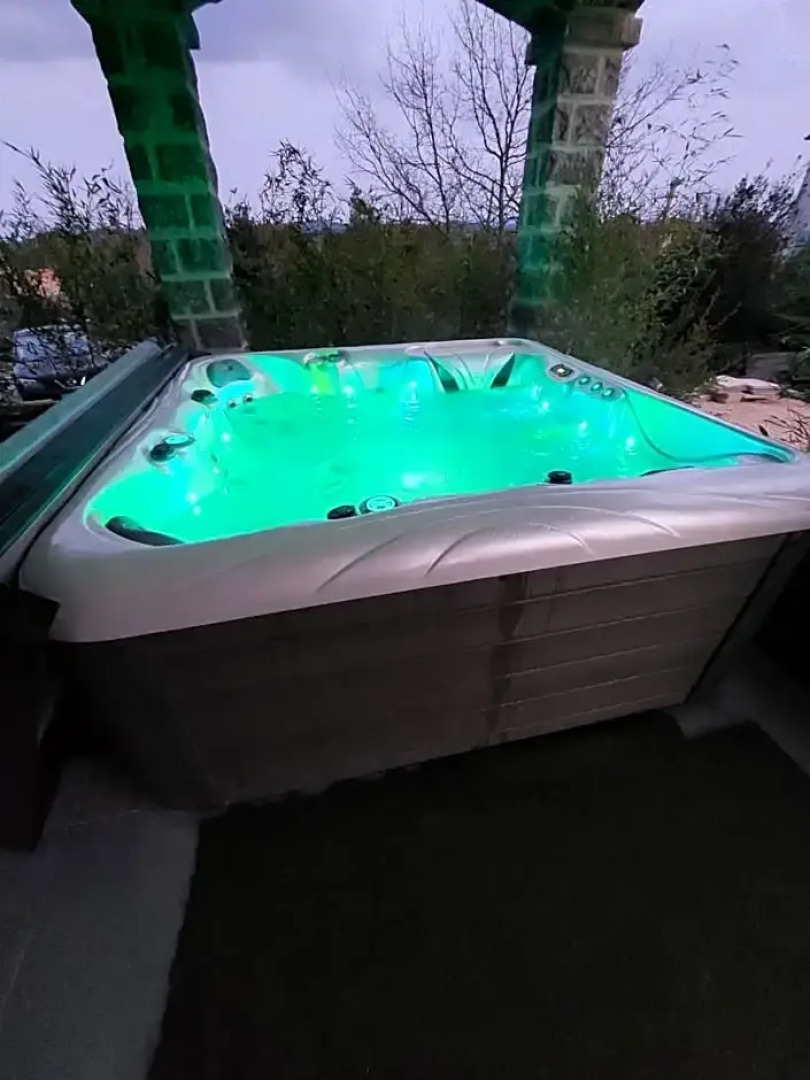 Le Mas Des Roches Jacuzzi Privatif (Adults Only)