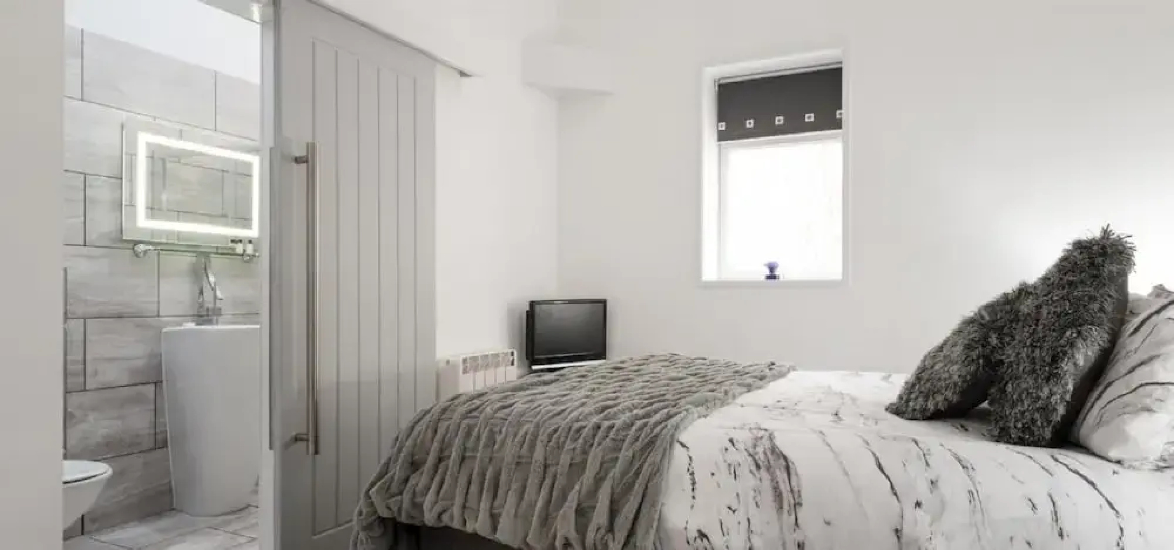 Sandybanks - Stylish apartment on Torquay promenade