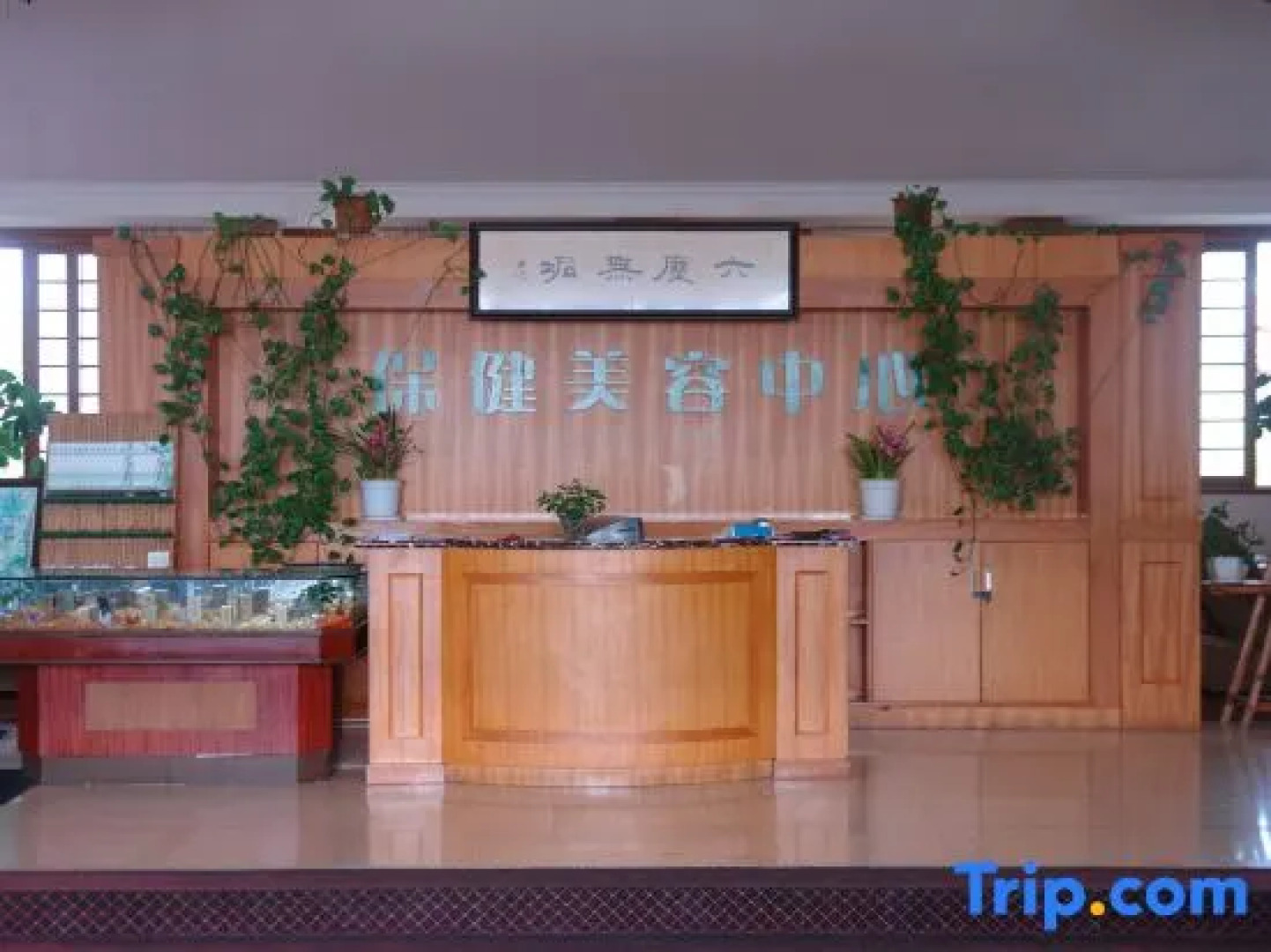 Yingyuetan Hotspring Hotel