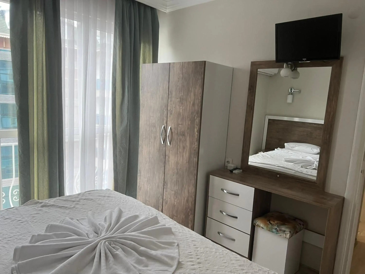 Cleopatra King Apart