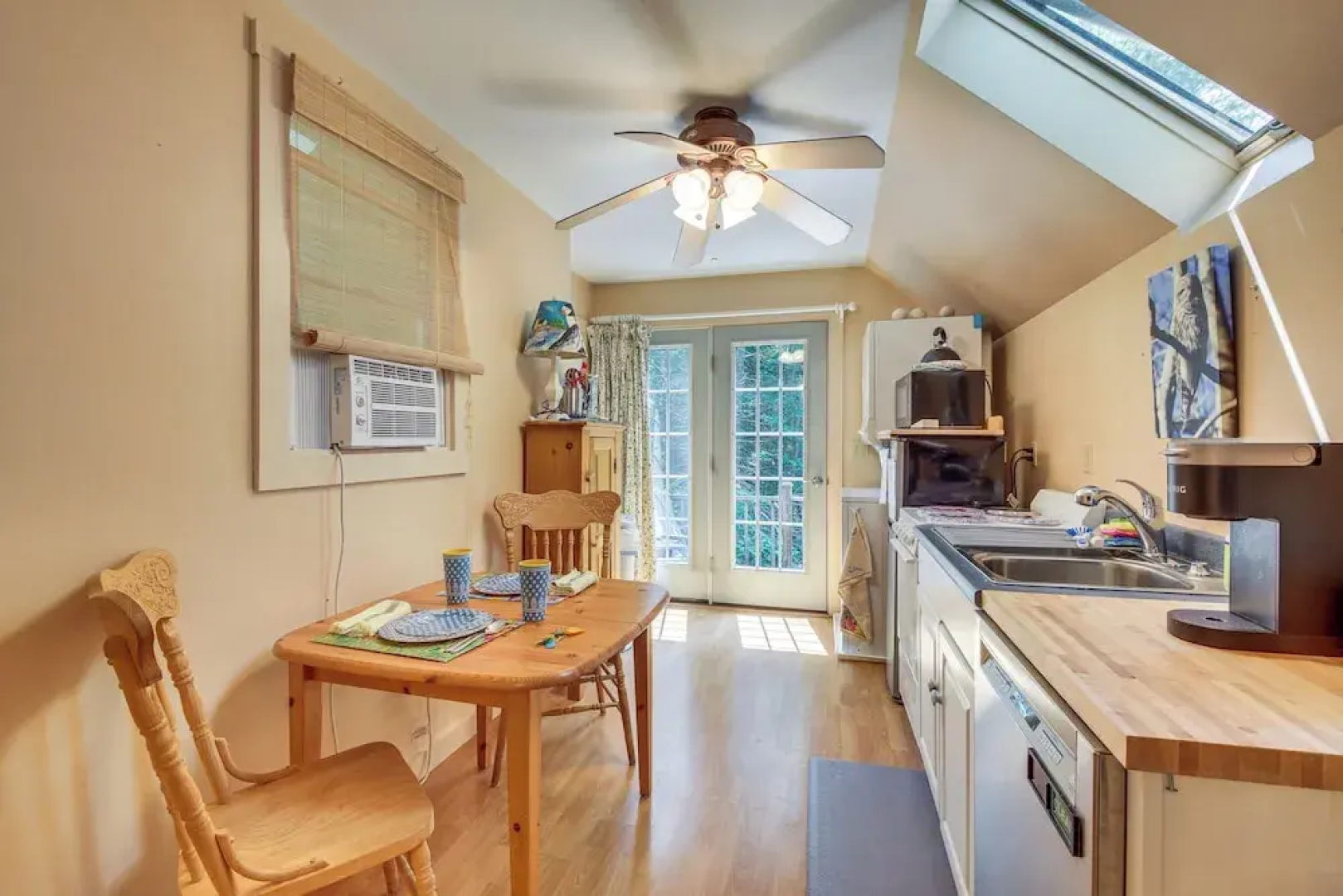 Cozy Boothbay Studio w/ Patio ~ 5 Mi to Harbor!