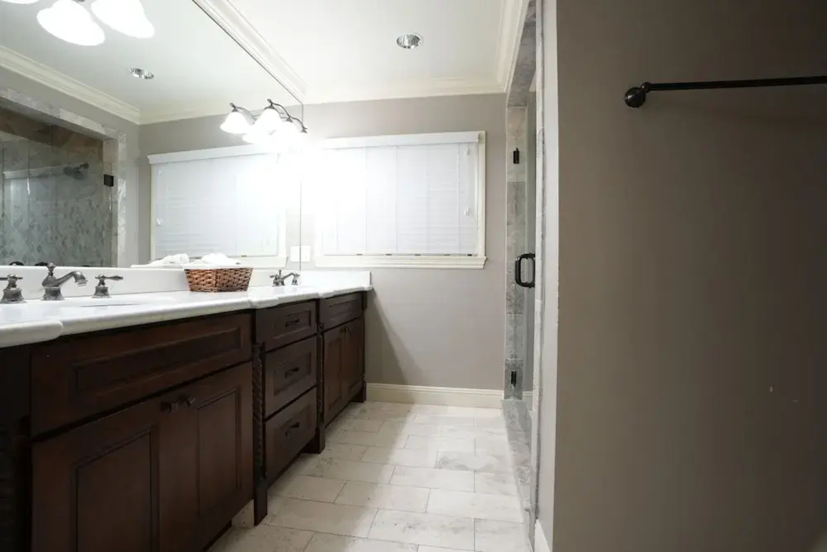 Incredible Estate 5 Bedrooms 3 Bathroom W/resort Style Rock Pool & Jacuzzi