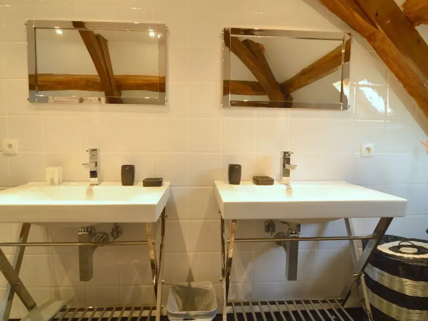 Mansion With all Modern Comforts, Swimming Pool, Large Garden and Stunning Views