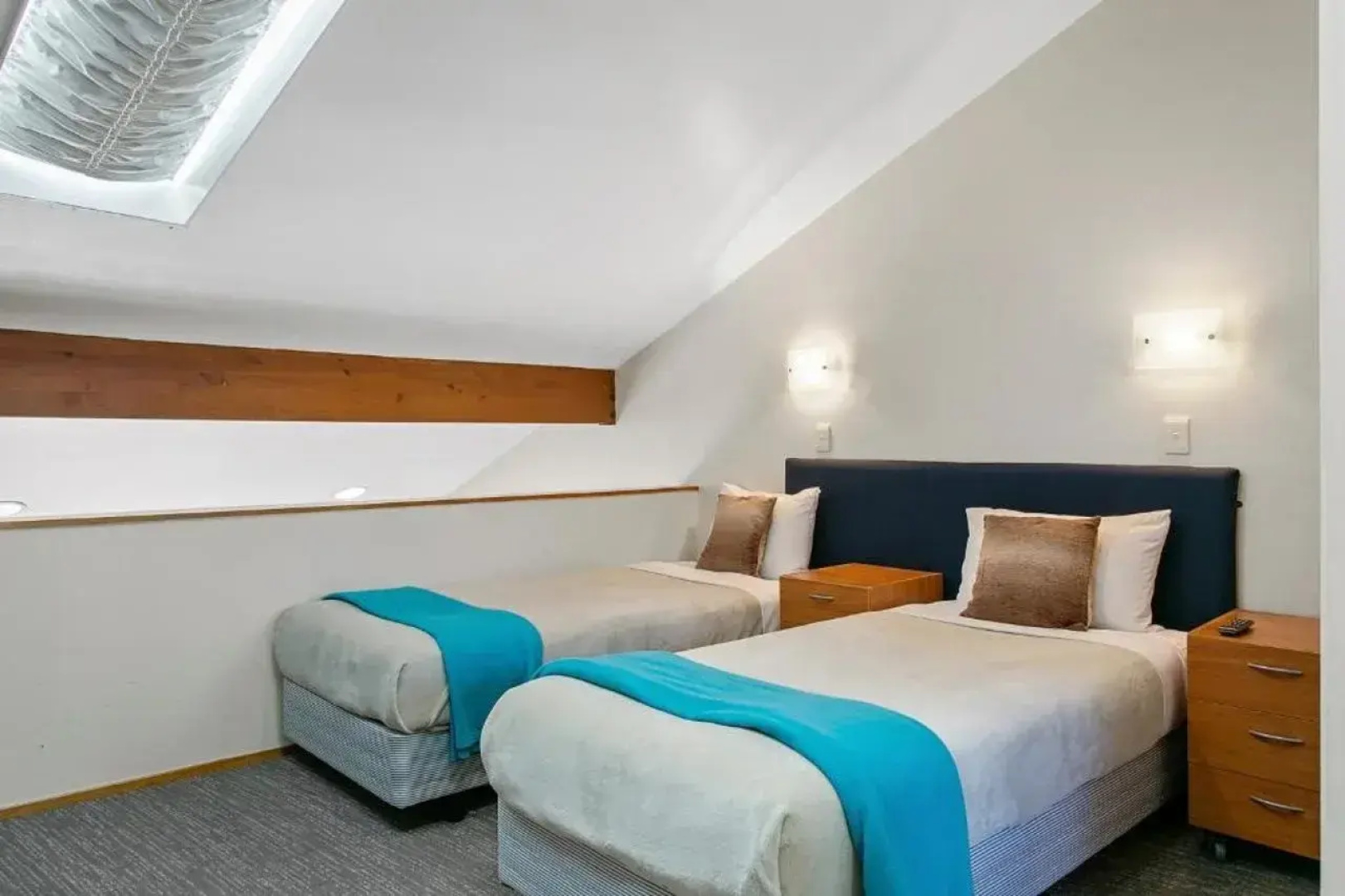 Cascades Lakefront Motel