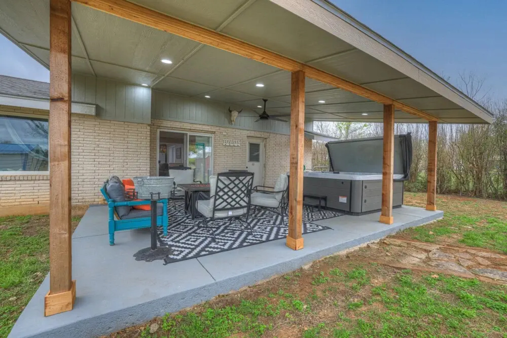 Charming Oasis Hot Tub & Fire Pit - 1mi to Dwntn
