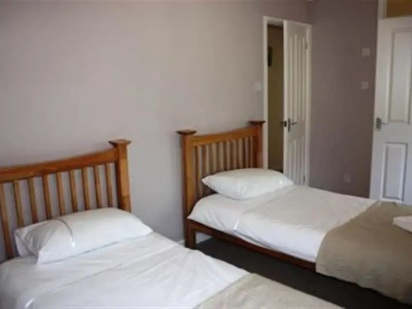 Romantic Apartment in Wisemans Bridge With Terrace