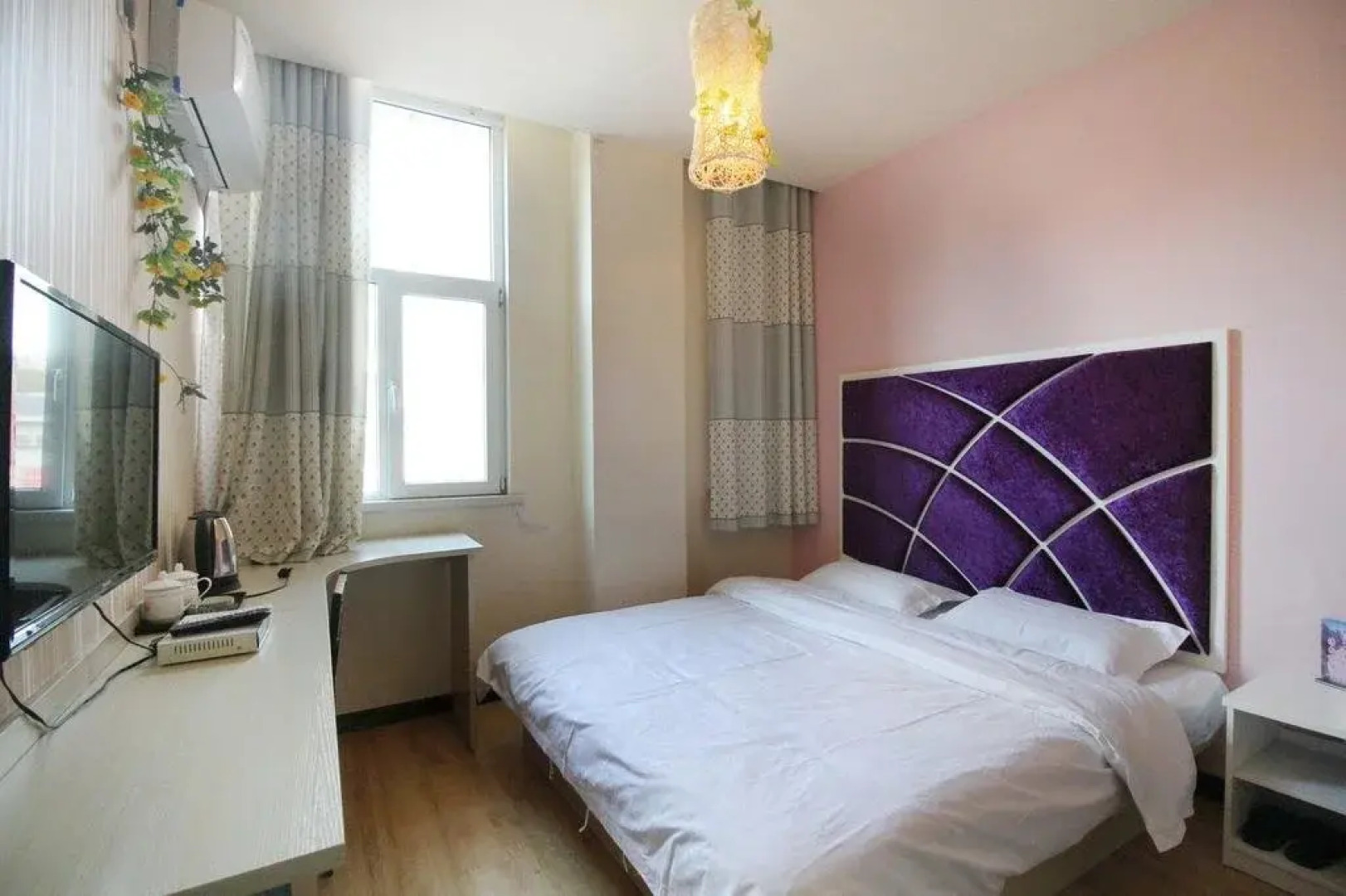 Nocturne Phoenix International Youth Hostel