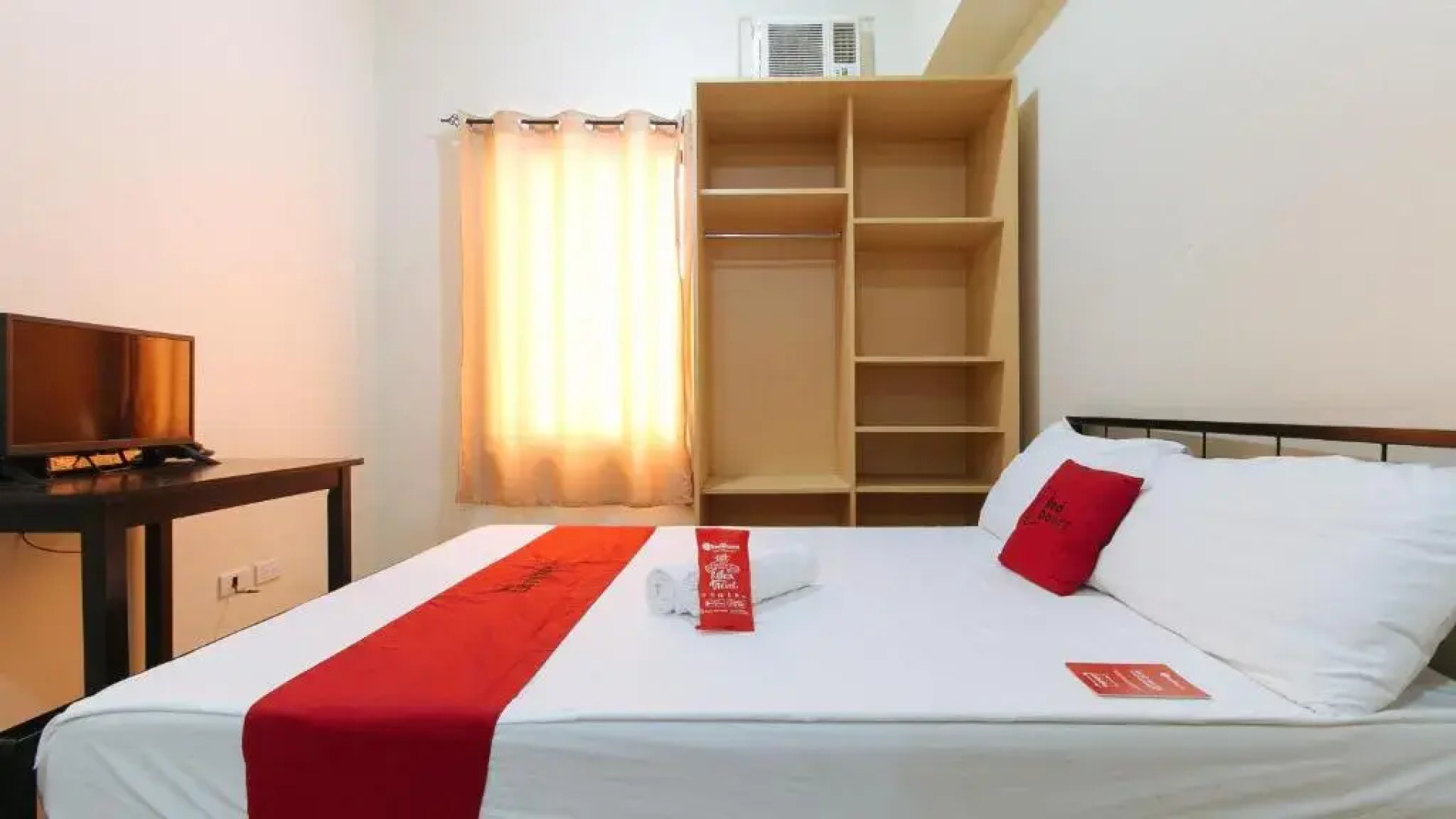 RedDoorz Premium @ Paseo Verde Las Pinas