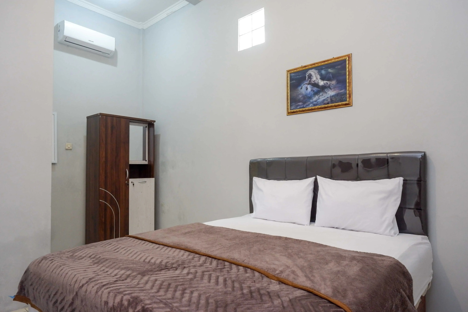 RedDoorz near Patung Kuda Solo Baru