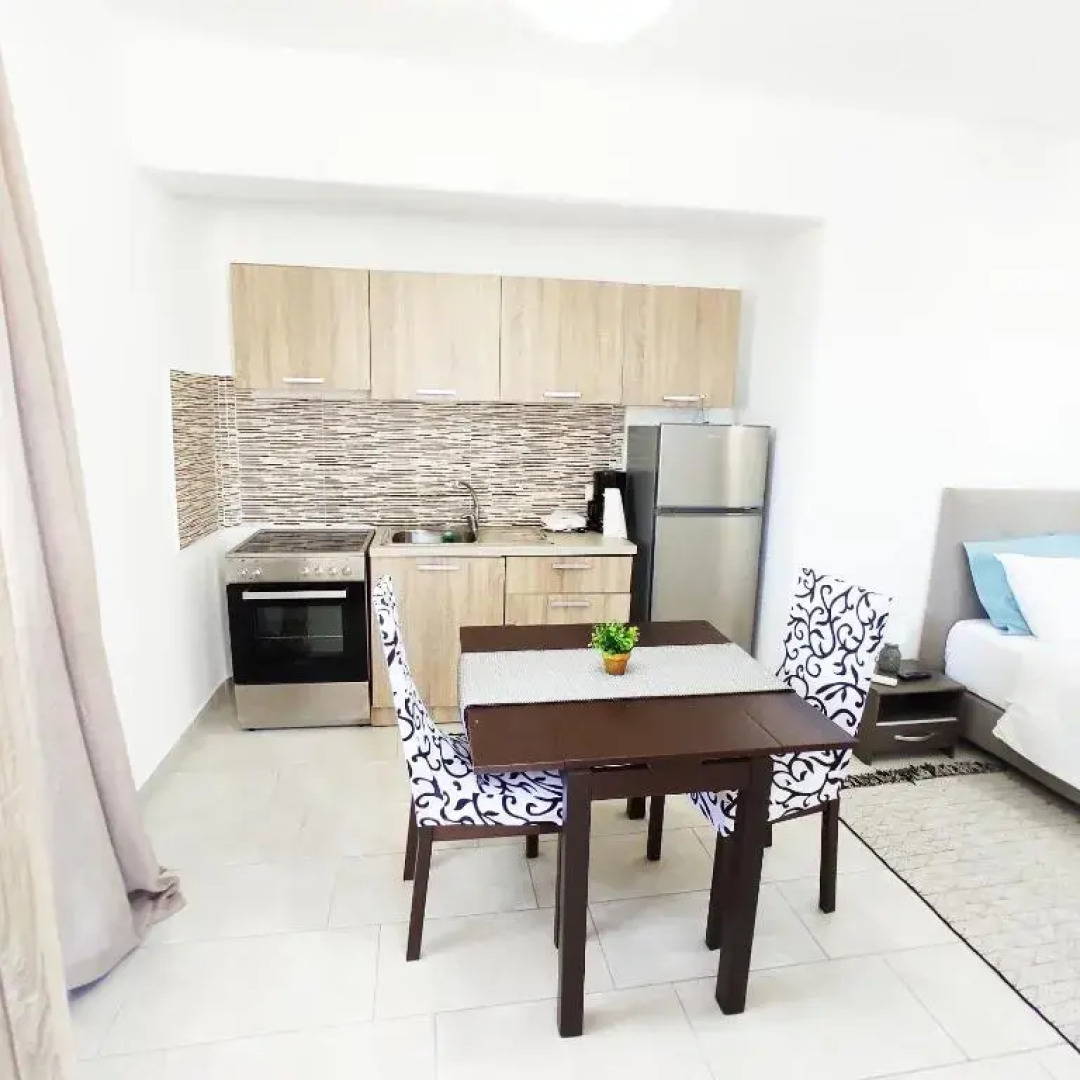 Avalon cosy apartments Kiku studio for 2 with shared swimming pool