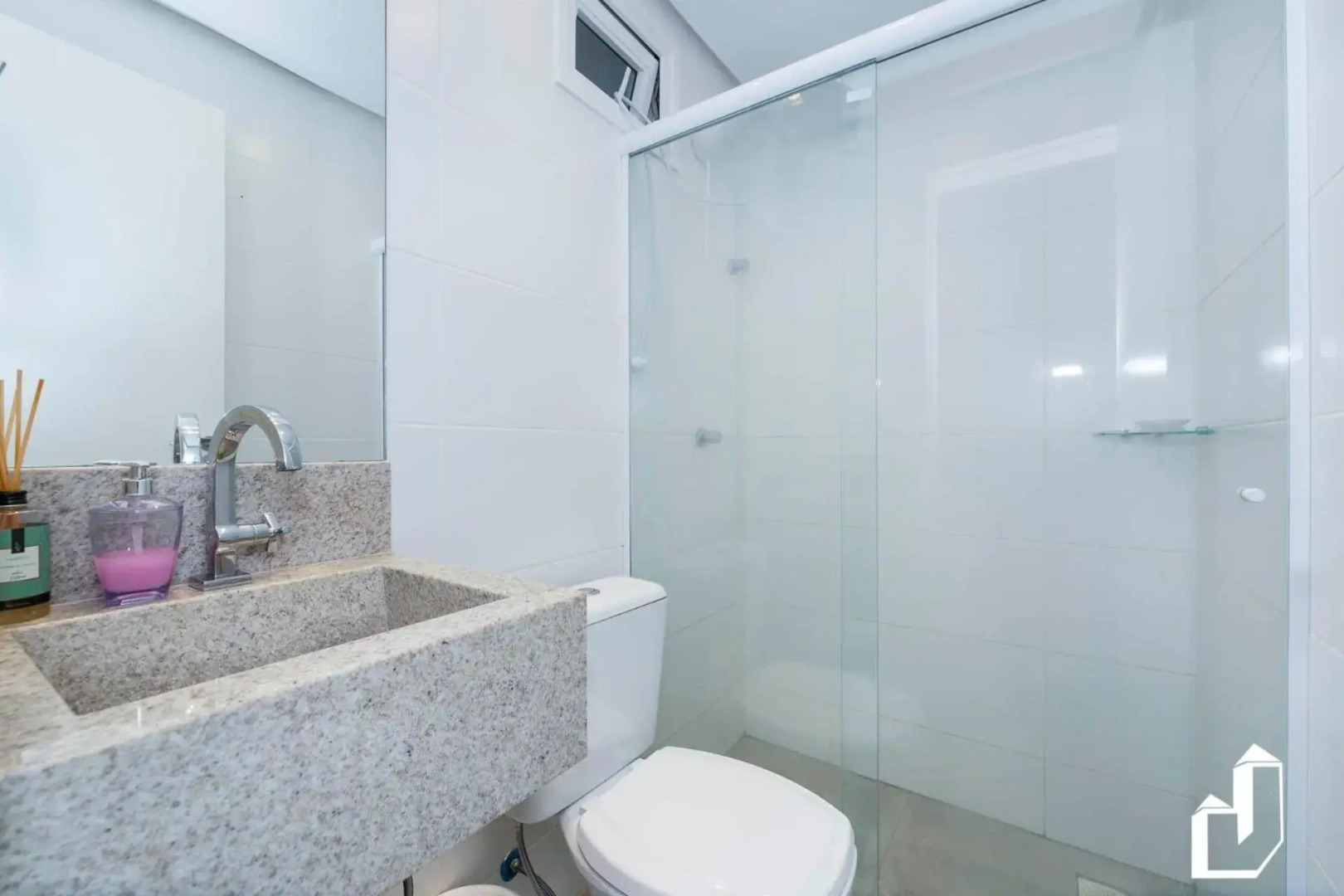 A tranquilidade que você busca em frente ao mar com 02 suítes