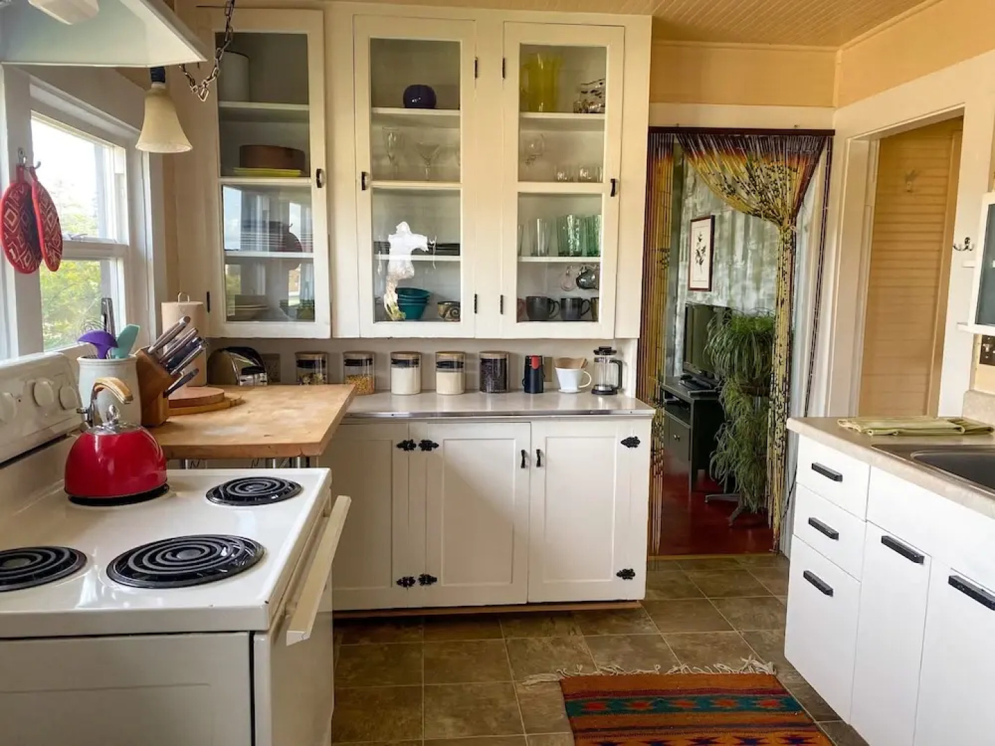 Upstairs at Thevictorian - Lush Walkable and Dog-friendly Retreat - Steps From Downtown Bellingham