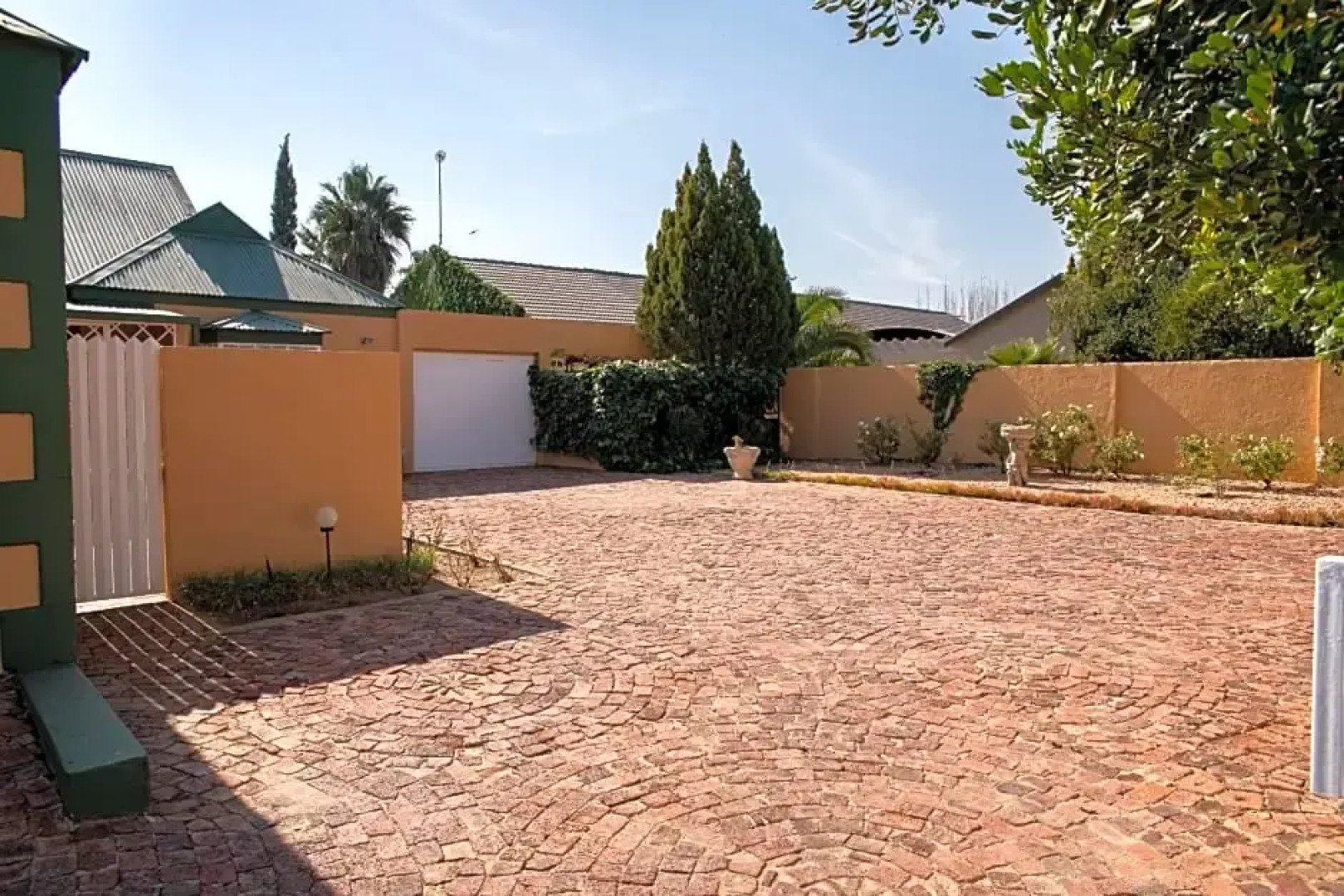 Roses And Pebbles B & B Guest House