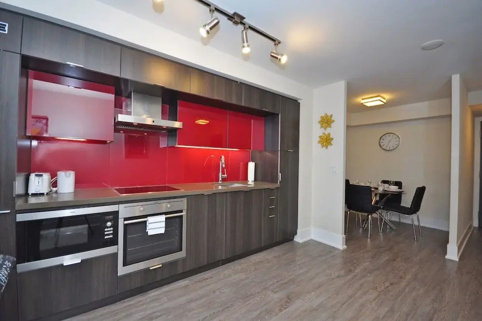 Whitehall Suites - Front Street West