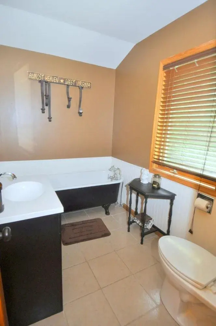 Sqyrls Nest - 3BR Retreat With a Hot Tub