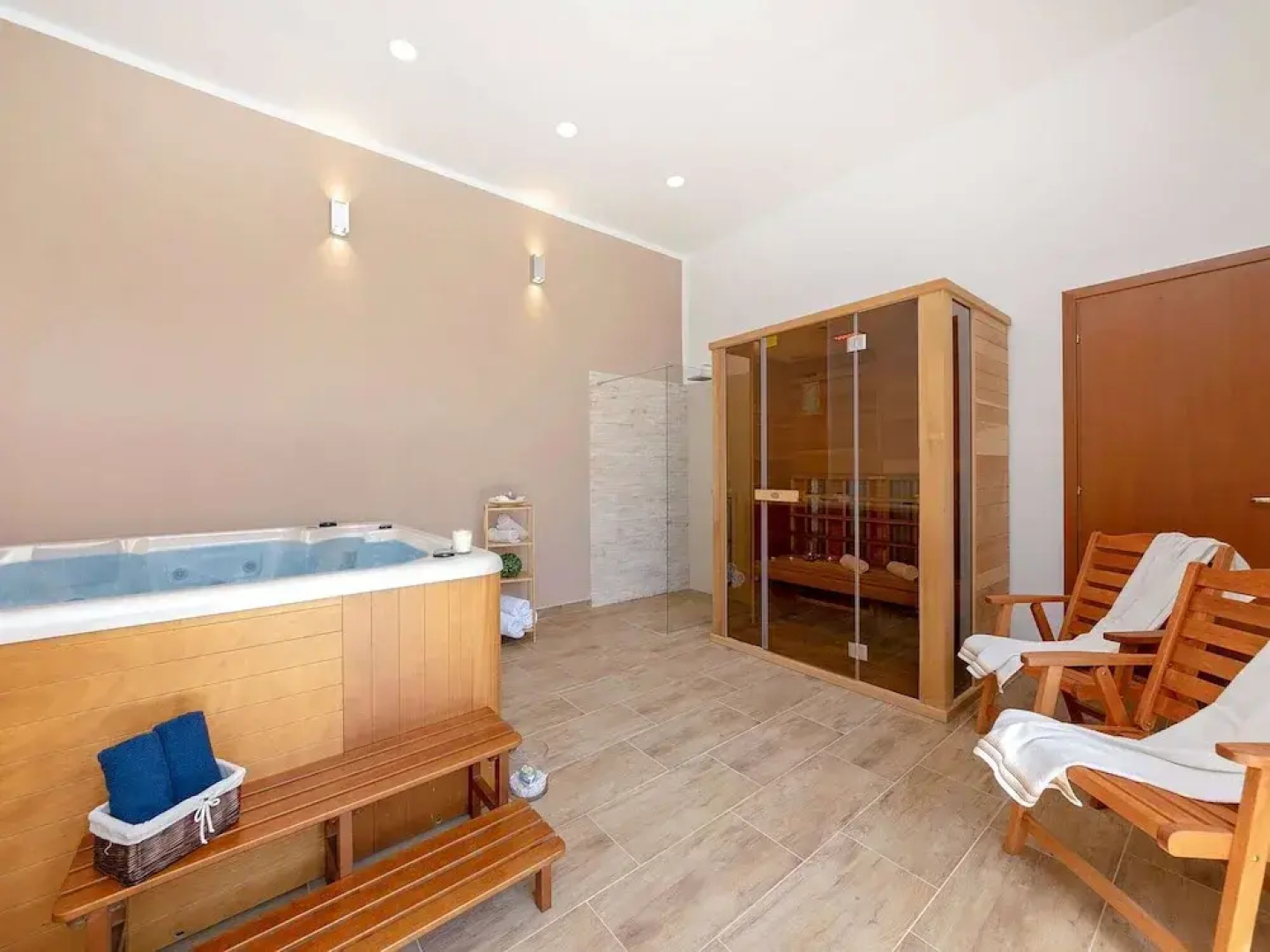 Splendid Villa in Vižinada with Hot Tub