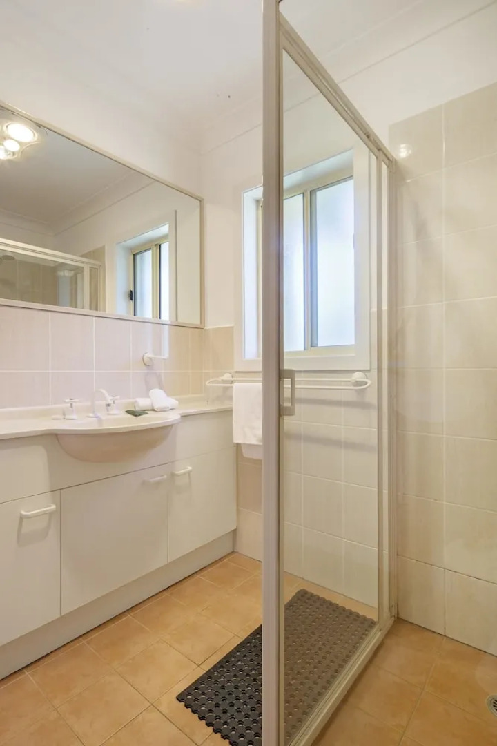 Caribou 3 - Modern & spacious with views over Lake Jindabyne