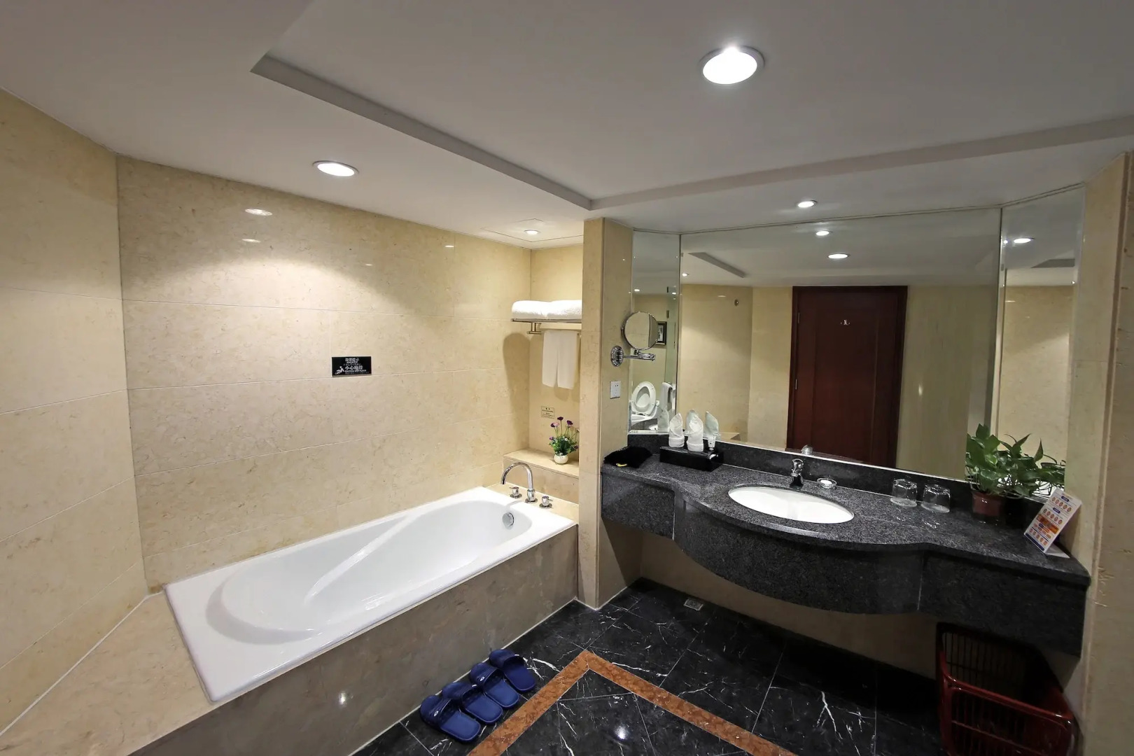 Jiangmen Gladden Hotel