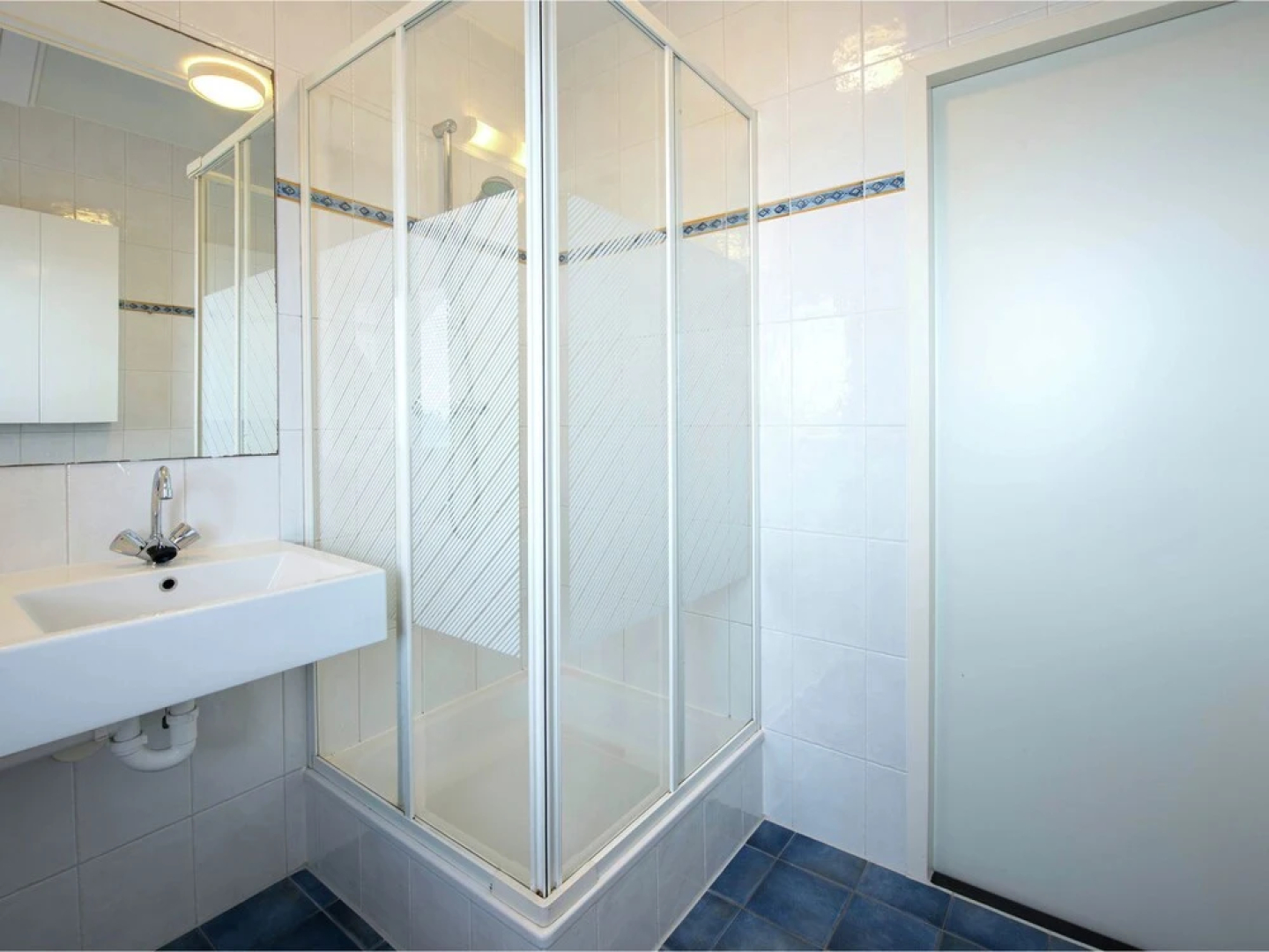 Tidy apartment with dishwasher, close to Amsterdam