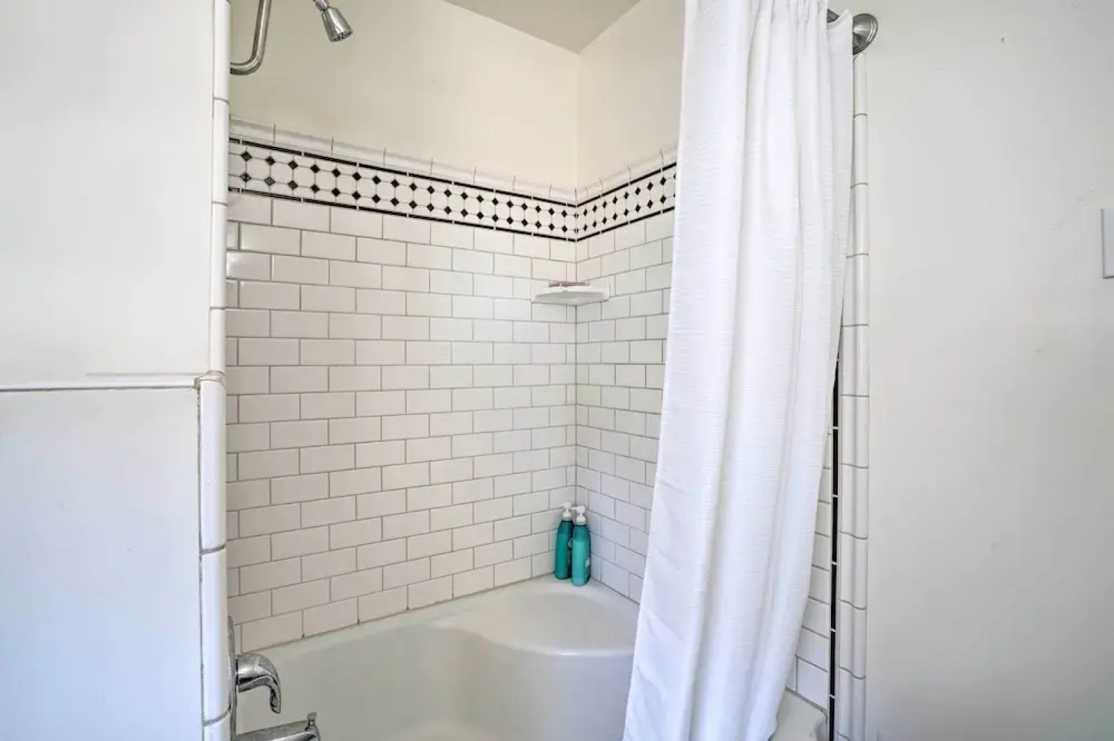 \sun-dappled Retreat: Walk to Restaurants!