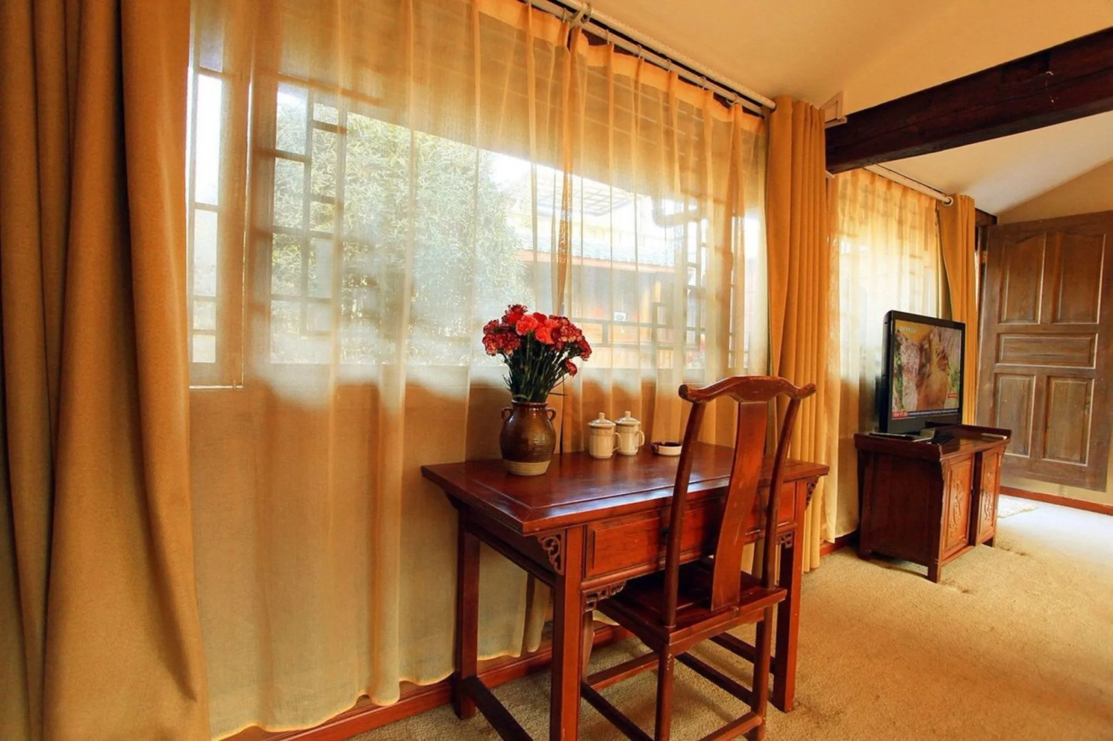 Lijiang Hua Qian Yue Xia Inn