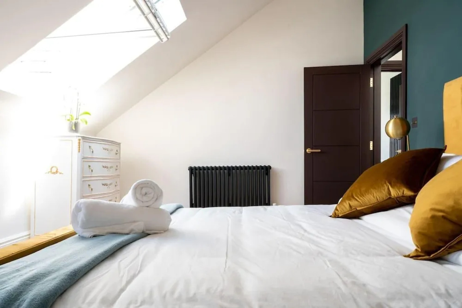 Luxury Beachfront Penthouse, Panoramic Sea Views